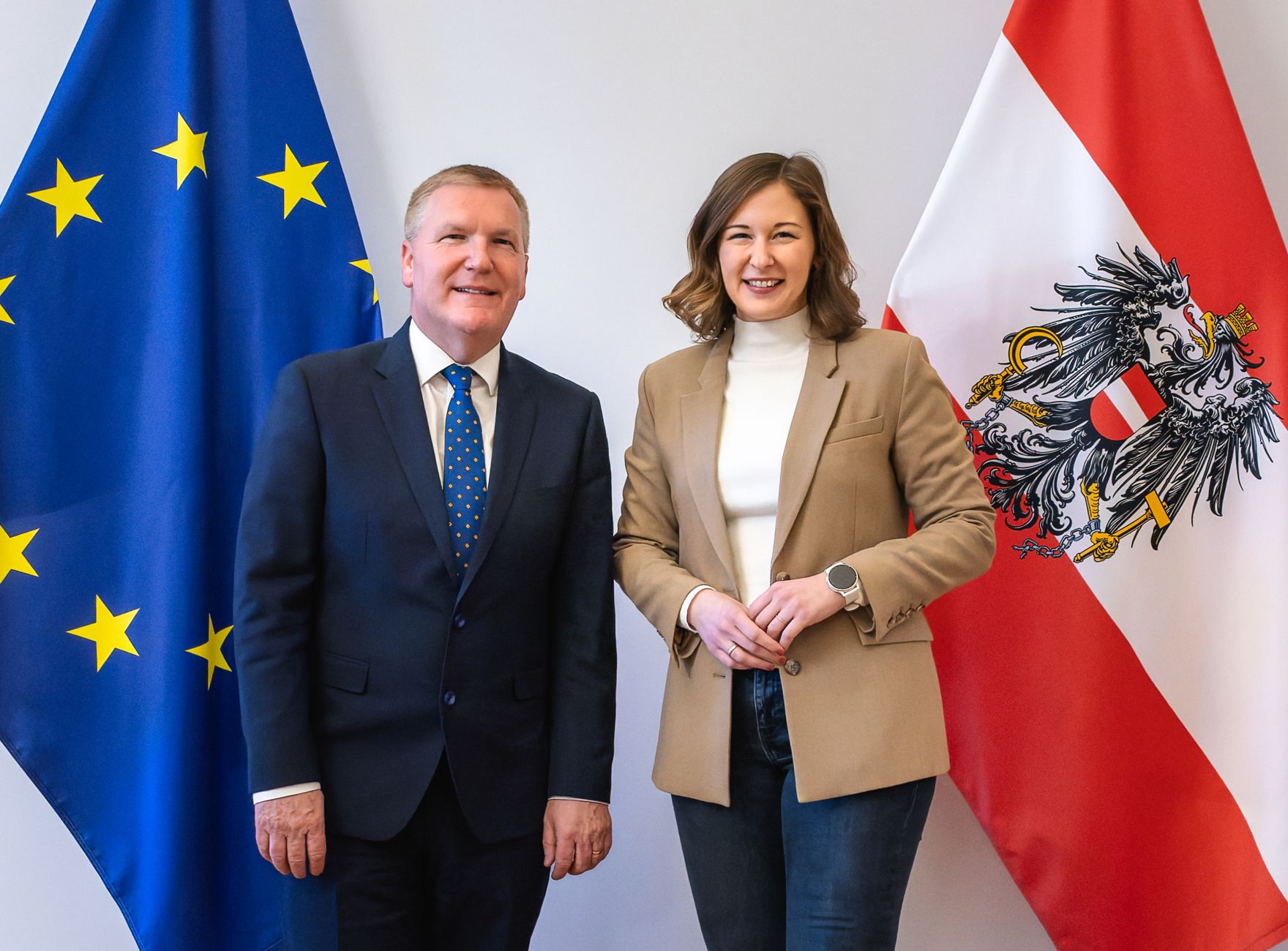 Am 19. Februar 2026 empfing Bundesministerin Claudia Bauer (r.), Michael McGrath (l.) den EU-Kommissar f&uuml;r Demokratie, Justiz und Rechtsstaatlichkeit, zu einem Arbeitsgespr&auml;ch im Bundeskanzleramt.