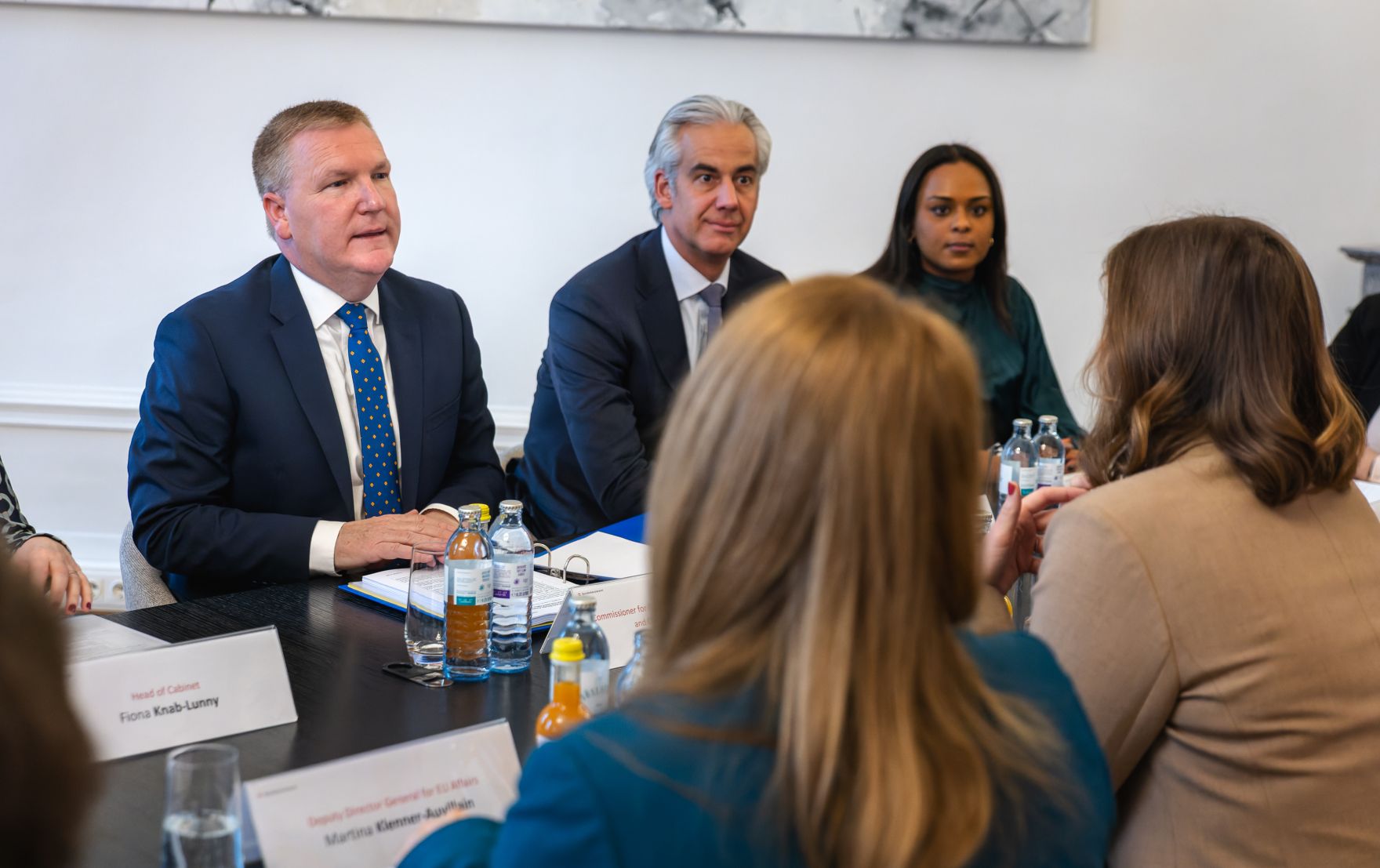 Am 19. Februar 2026 empfing Bundesministerin Claudia Bauer (r.), Michael McGrath (l.) den EU-Kommissar f&uuml;r Demokratie, Justiz und Rechtsstaatlichkeit, zu einem Arbeitsgespr&auml;ch im Bundeskanzleramt.