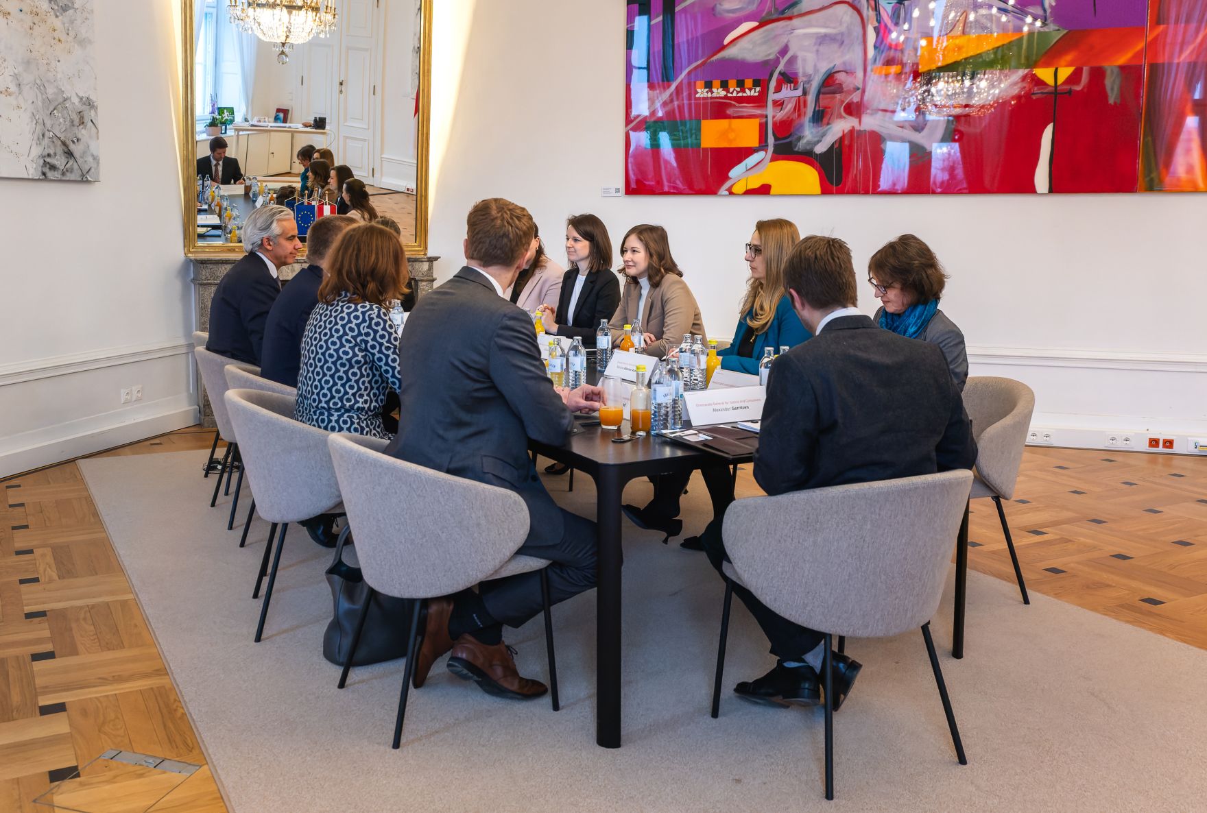 Am 19. Februar 2026 empfing Bundesministerin Claudia Bauer (m.), Michael McGrath den EU-Kommissar f&uuml;r Demokratie, Justiz und Rechtsstaatlichkeit, zu einem Arbeitsgespr&auml;ch im Bundeskanzleramt.