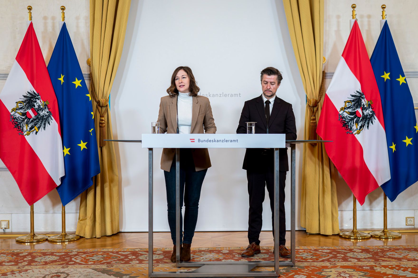 Am 19. Februar 2026 gab Bundesministerin Claudia Bauer (l.) gemeinsam mit dem Direktor des &Ouml;IF Franz Wolf (r.) eine Pressekonferenz zum Thema "Integration von ukrainischen Vertriebenen in &Ouml;sterreich&ldquo;.