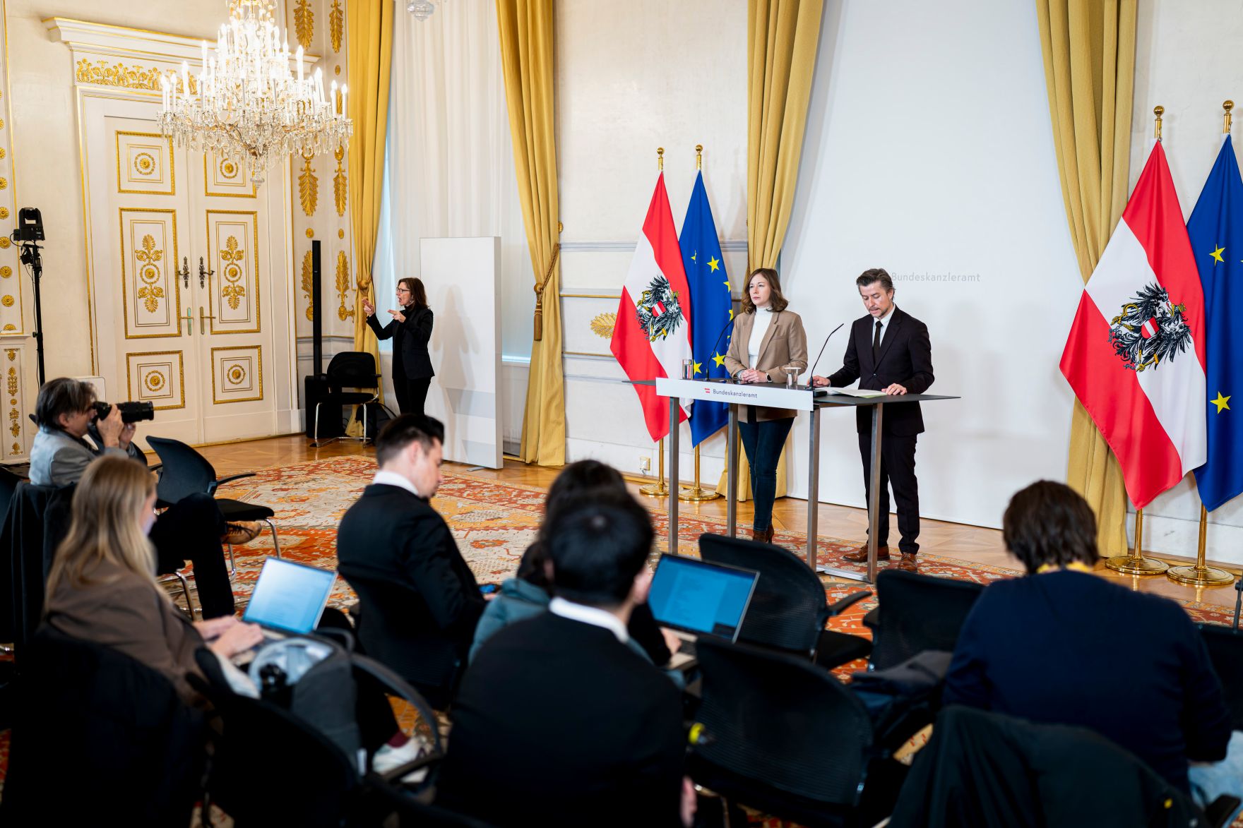 Am 19. Februar 2026 gab Bundesministerin Claudia Bauer gemeinsam mit dem Direktor des &Ouml;IF Franz Wolf eine Pressekonferenz zum Thema "Integration von ukrainischen Vertriebenen in &Ouml;sterreich&ldquo;.