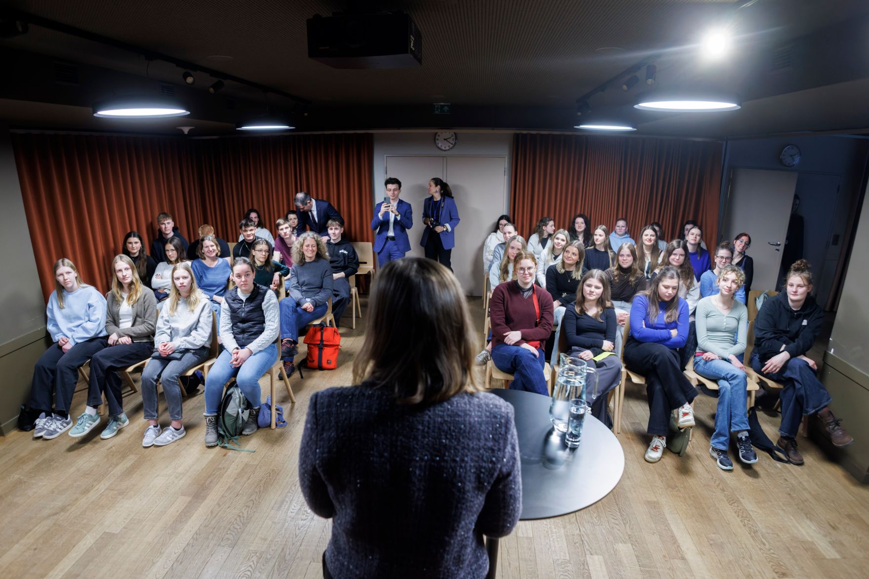Am 24. Februar 2026 reiste Bundesministerin Claudia Bauer nach Br&uuml;ssel und nahm am Rat f&uuml;r &bdquo;Allgemeine Angelegenheiten&ldquo; der Europ&auml;ischen Union teil. Im Bild mit Sch&uuml;ler/innen der HLWB Bad Ischl.