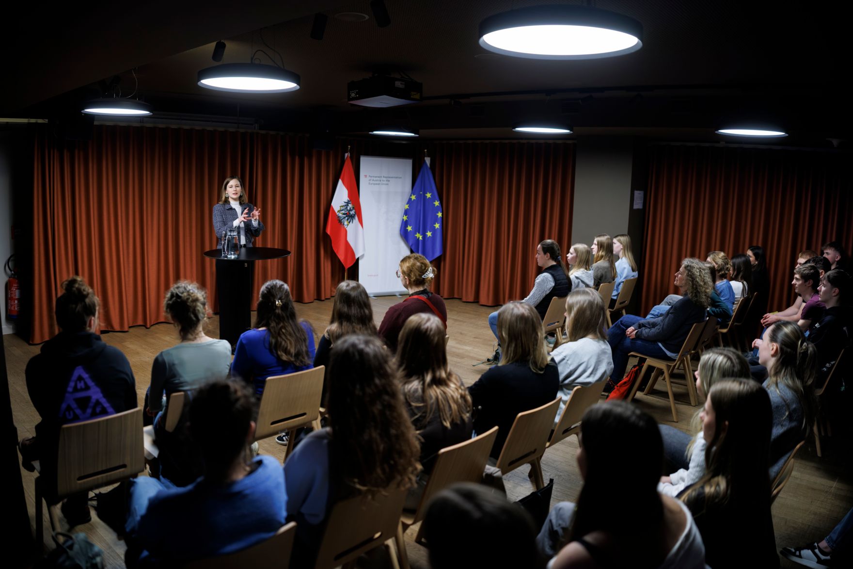 Am 24. Februar 2026 reiste Bundesministerin Claudia Bauer nach Br&uuml;ssel und nahm am Rat f&uuml;r &bdquo;Allgemeine Angelegenheiten&ldquo; der Europ&auml;ischen Union teil. Im Bild mit Sch&uuml;ler/innen der HLWB Bad Ischl.