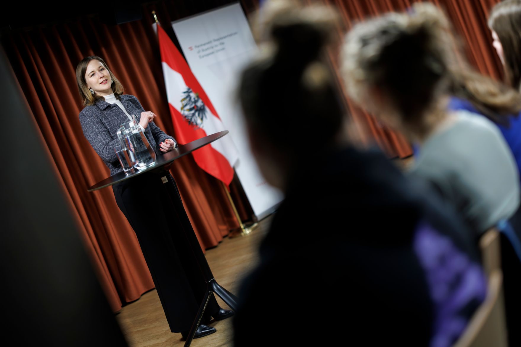 Am 24. Februar 2026 reiste Bundesministerin Claudia Bauer nach Br&uuml;ssel und nahm am Rat f&uuml;r &bdquo;Allgemeine Angelegenheiten&ldquo; der Europ&auml;ischen Union teil. Im Bild mit Sch&uuml;ler/innen der HLWB Bad Ischl.