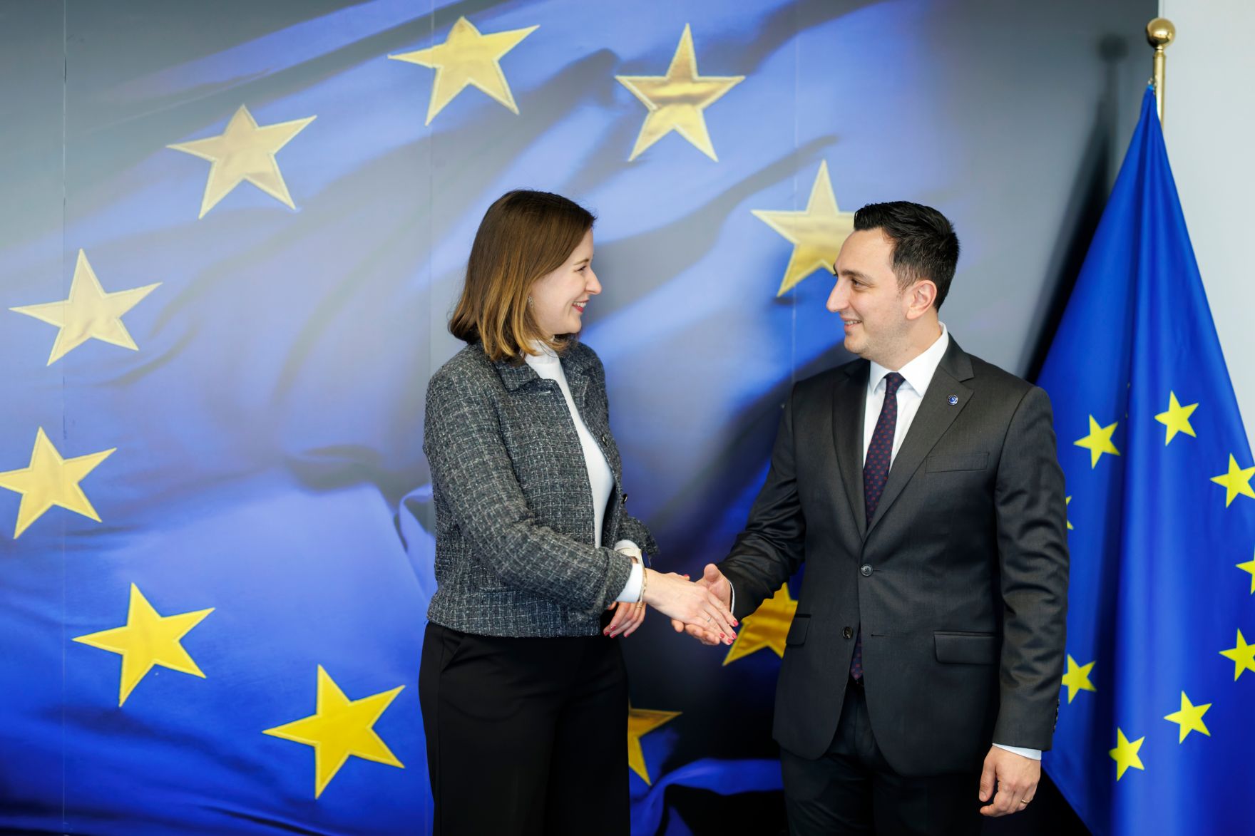 Am 24. Februar 2026 reiste Bundesministerin Claudia Bauer (l.) nach Br&uuml;ssel und nahm am Rat f&uuml;r &bdquo;Allgemeine Angelegenheiten&ldquo; der Europ&auml;ischen Union teil. Im Bild mit dem Kommissar f&uuml;r Generationengerechtigkeit, Jugend, Kultur und Sport der Europ&auml;ischen Union, Glenn Micallef (r.).