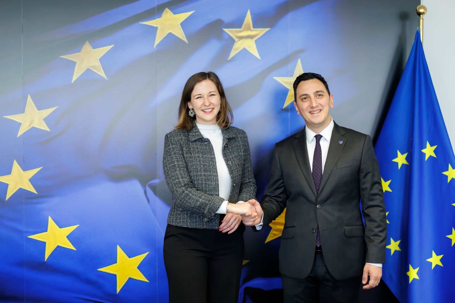 Am 24. Februar 2026 reiste Bundesministerin Claudia Bauer (l.) nach Br&uuml;ssel und nahm am Rat f&uuml;r &bdquo;Allgemeine Angelegenheiten&ldquo; der Europ&auml;ischen Union teil. Im Bild mit dem Kommissar f&uuml;r Generationengerechtigkeit, Jugend, Kultur und Sport der Europ&auml;ischen Union, Glenn Micallef (r.).