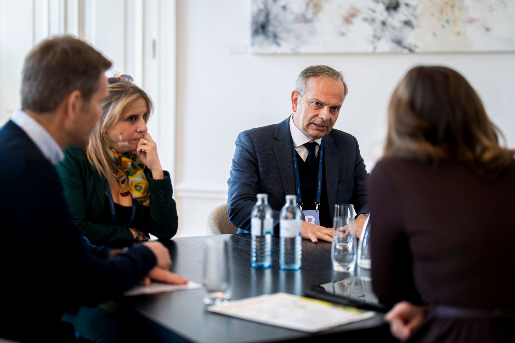 Am 25. Februar 2026 empfing Bundesministerin Claudia Bauer (r.) den Pr&auml;sidenten der F&ouml;deration der Katholischen Familienverb&auml;nde in Europa Vincenzo Bassi (m.r.) zu einem Arbeitsgespr&auml;ch im Bundeskanzleramt.