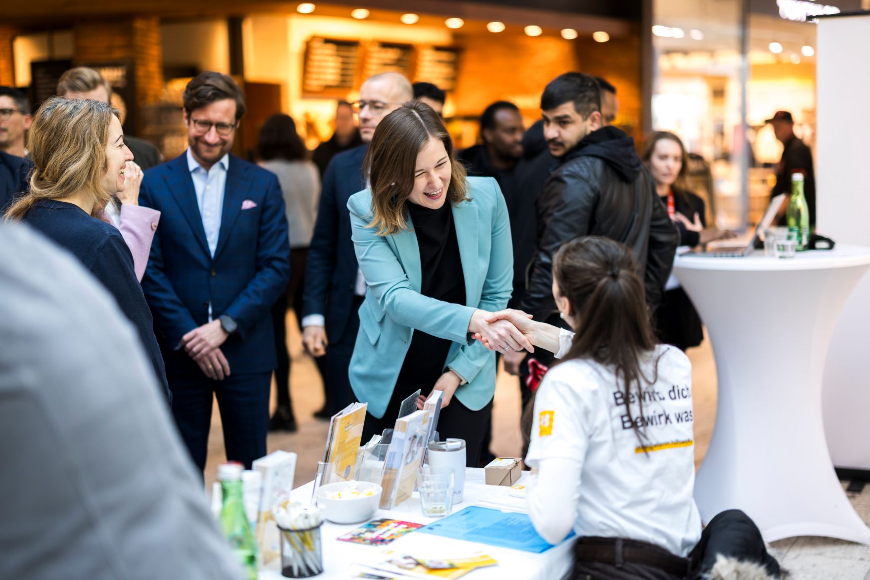 Am 26. Februar 2026 besuchte Bundesministerin Claudia Bauer (m.) die &Ouml;IF-Karriereplattform im Huma Eleven Einkaufszentrum.