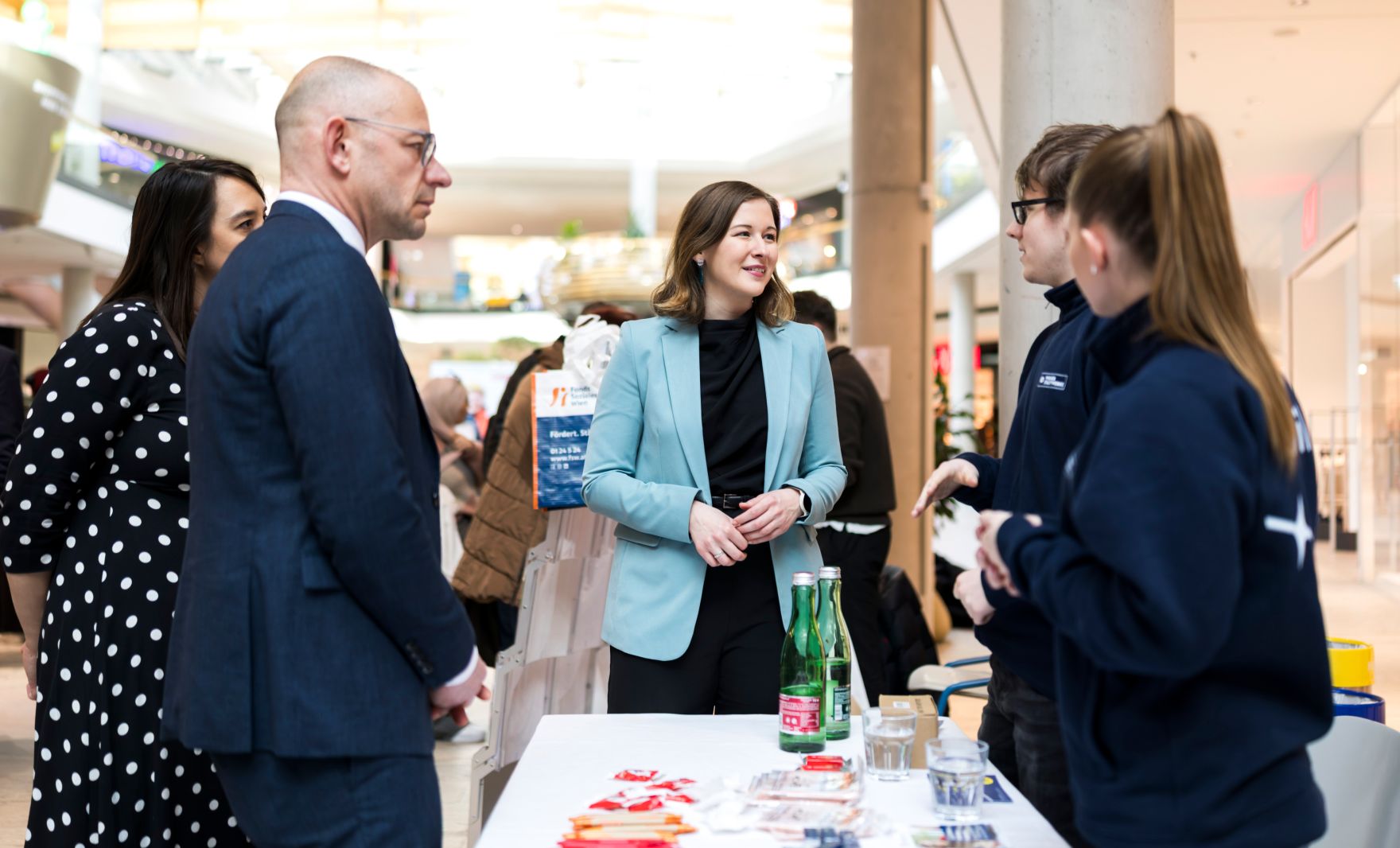 Am 26. Februar 2026 besuchte Bundesministerin Claudia Bauer (m.) die &Ouml;IF-Karriereplattform im Huma Eleven Einkaufszentrum.