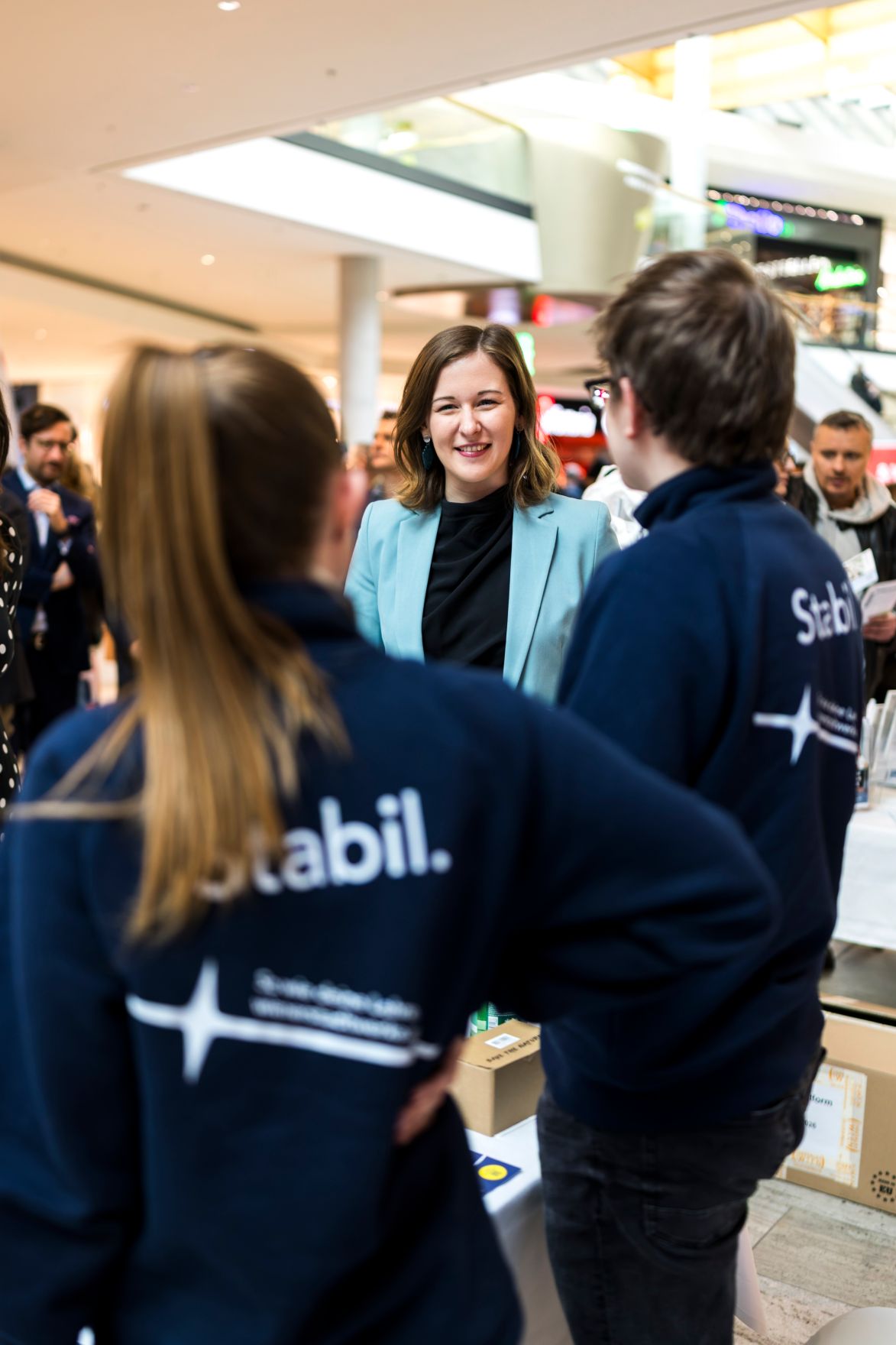 Am 26. Februar 2026 besuchte Bundesministerin Claudia Bauer (m.) die &Ouml;IF-Karriereplattform im Huma Eleven Einkaufszentrum.