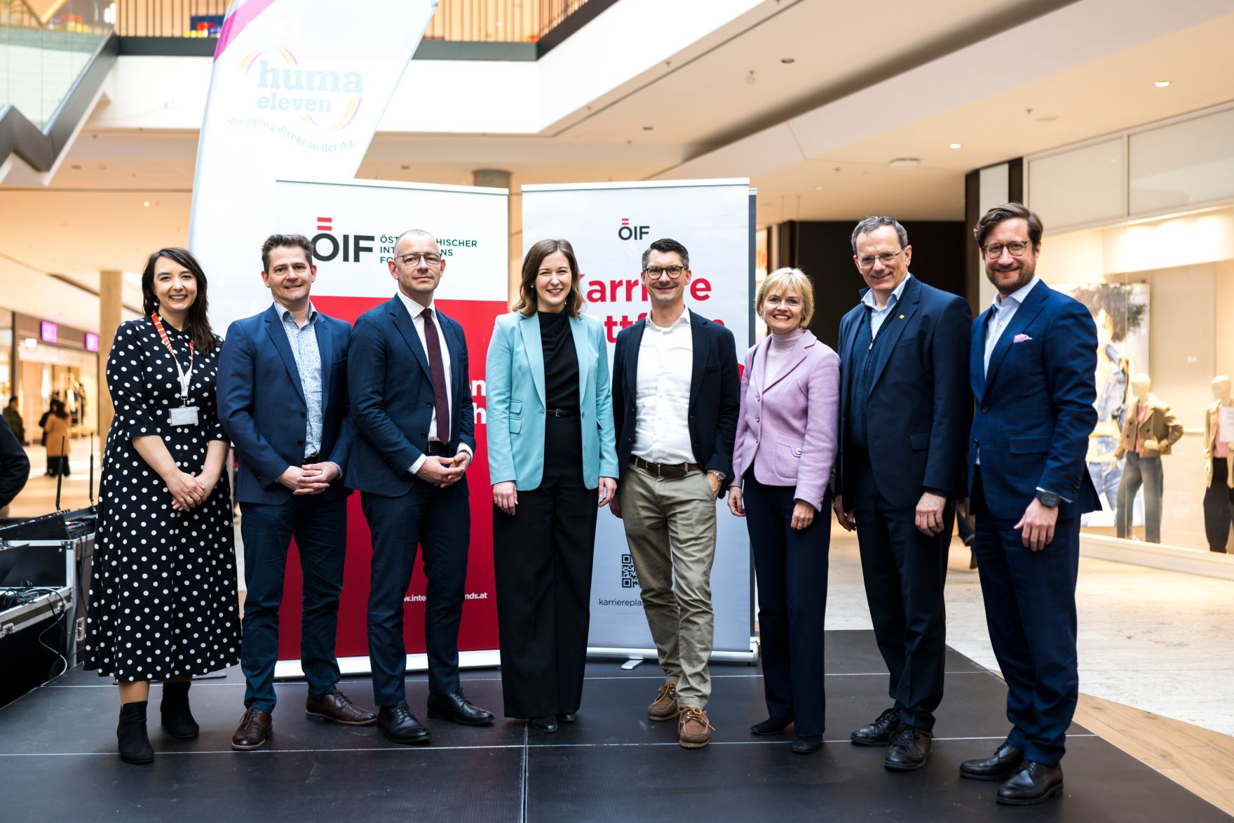 Am 26. Februar 2026 besuchte Bundesministerin Claudia Bauer (4.v.l.) die &Ouml;IF-Karriereplattform im Huma Eleven Einkaufszentrum.