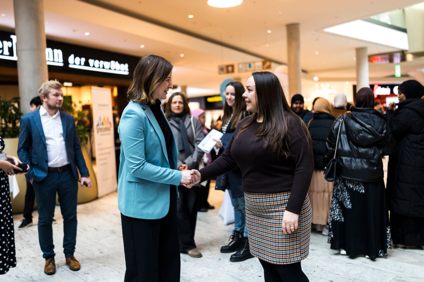 Am 26. Februar 2026 besuchte Bundesministerin Claudia Bauer (m.l.) die &Ouml;IF-Karriereplattform im Huma Eleven Einkaufszentrum.