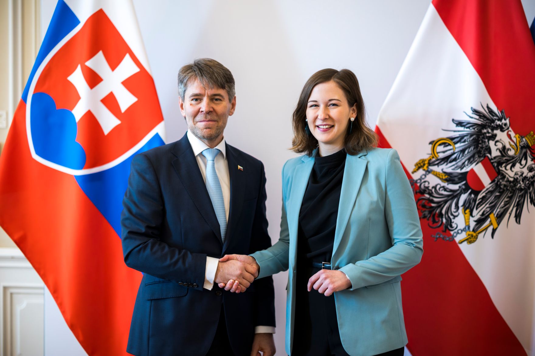 Am 26. Februar 2026 empfing Bundesministerin Claudia Bauer (r.) den Staatssekret&auml;r im Ministerium f&uuml;r &auml;u&szlig;ere und europ&auml;ische Angelegenheiten der Slowakischen Republik Marek E&scaron;tok (l.) zu einem Arbeitsgespr&auml;ch im Bundeskanzleramt.