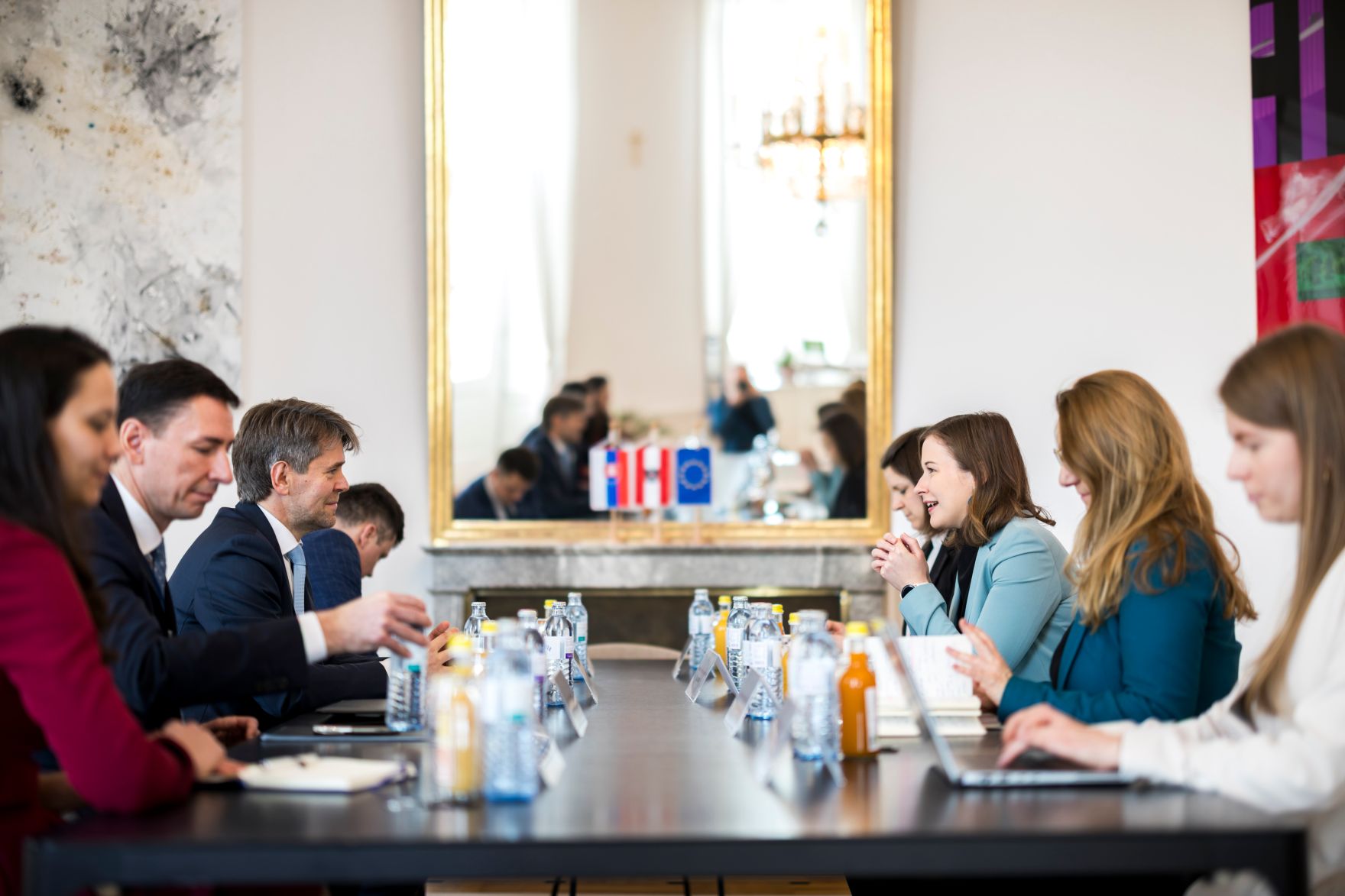 Am 26. Februar 2026 empfing Bundesministerin Claudia Bauer (3.v.r.) den Staatssekret&auml;r im Ministerium f&uuml;r &auml;u&szlig;ere und europ&auml;ische Angelegenheiten der Slowakischen Republik Marek E&scaron;tok (3.v.l.) zu einem Arbeitsgespr&auml;ch im Bundeskanzleramt.