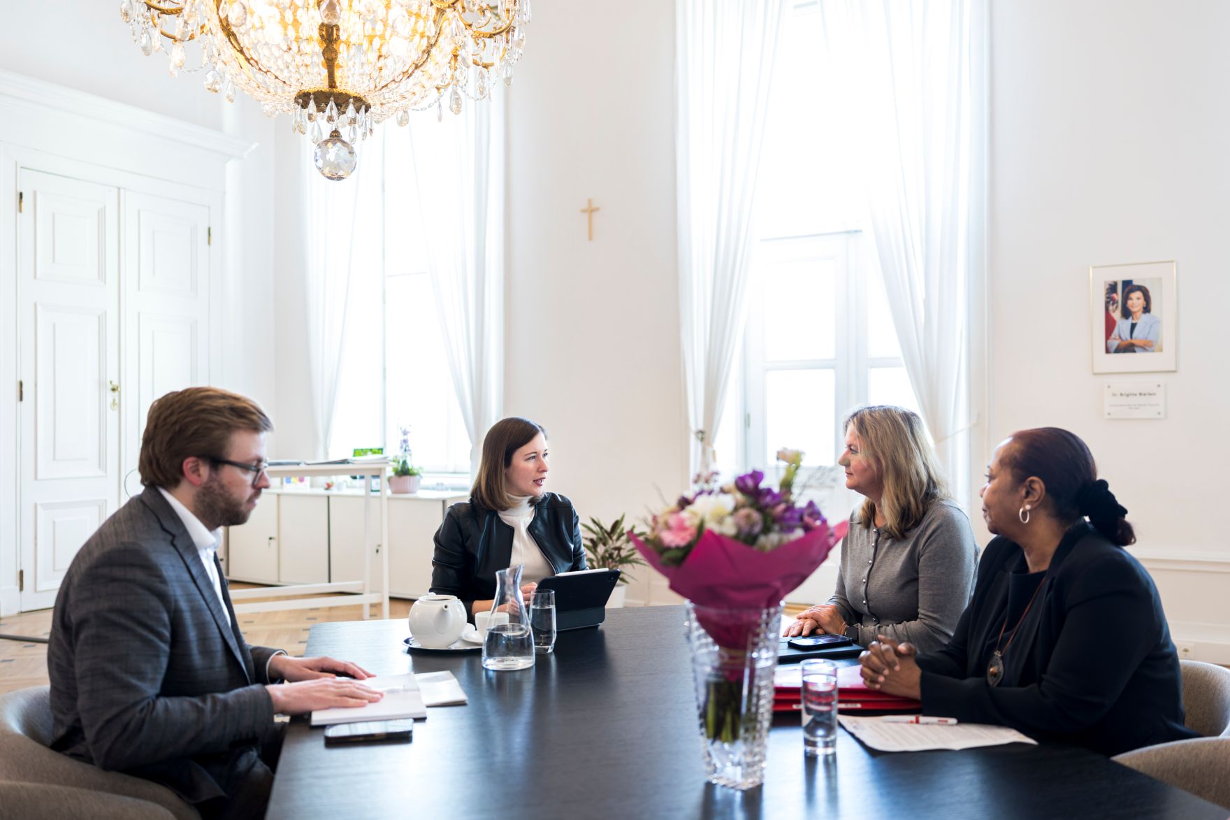 Am 27. Februar 2026 empfing Bundesministerin Claudia Bauer (2.v.l.) die Leiterin der FGM/C-Koordinationsstelle des Bundes Hilde Wolf (2.v.r.) zu einem Arbeitsgespr&auml;ch im Bundeskanzleramt.