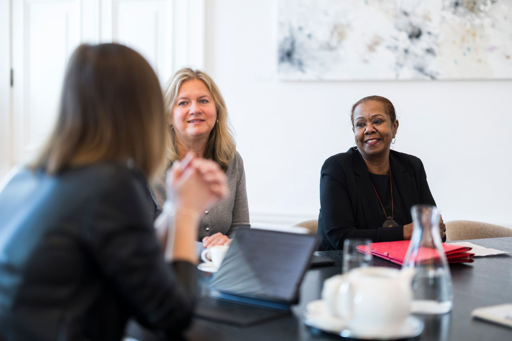 Am 27. Februar 2026 empfing Bundesministerin Claudia Bauer (l.) die Leiterin der FGM/C-Koordinationsstelle des Bundes Hilde Wolf (m.) zu einem Arbeitsgespr&auml;ch im Bundeskanzleramt.