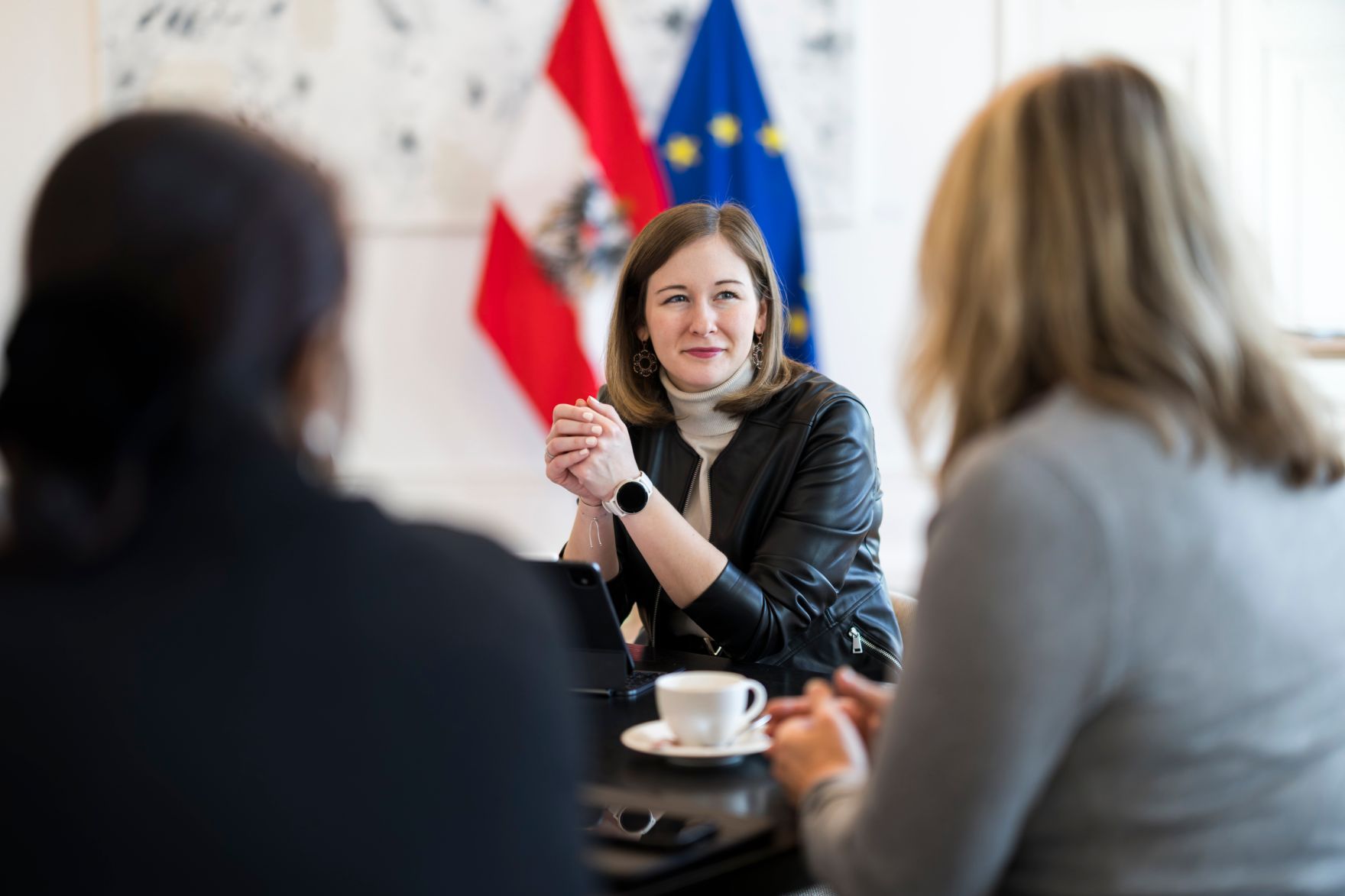Am 27. Februar 2026 empfing Bundesministerin Claudia Bauer (m.) die Leiterin der FGM/C-Koordinationsstelle des Bundes Hilde Wolf (r.) zu einem Arbeitsgespr&auml;ch im Bundeskanzleramt.
