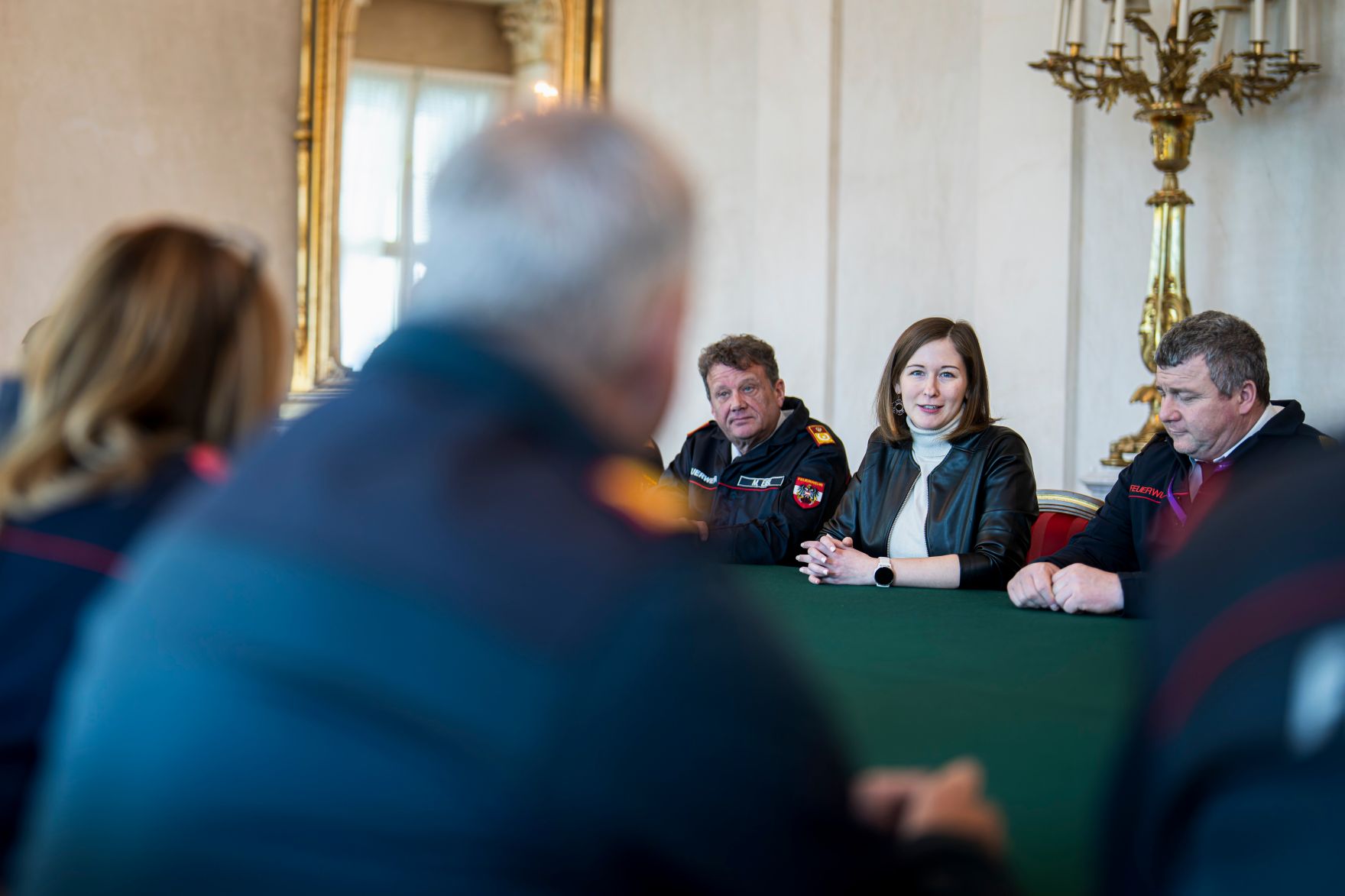 Am 27. Februar 2026 empfing Bundesministerin Claudia Bauer (3.v.r.) Landesfeuerwehrreferenten zu einem Arbeitsgespr&auml;ch im Bundeskanzleramt.