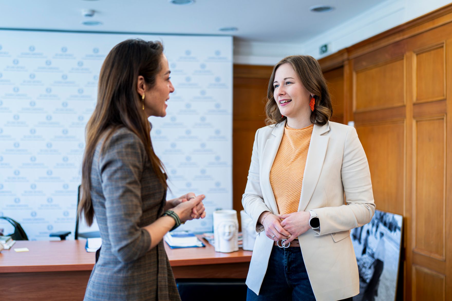 Am 02. M&auml;rz 2026 reiste Bundesministerin Claudia Bauer (r.) nach Athen. Im Bild mit ihrer griechischen Amtskollegin Domna Michailidou (l.).