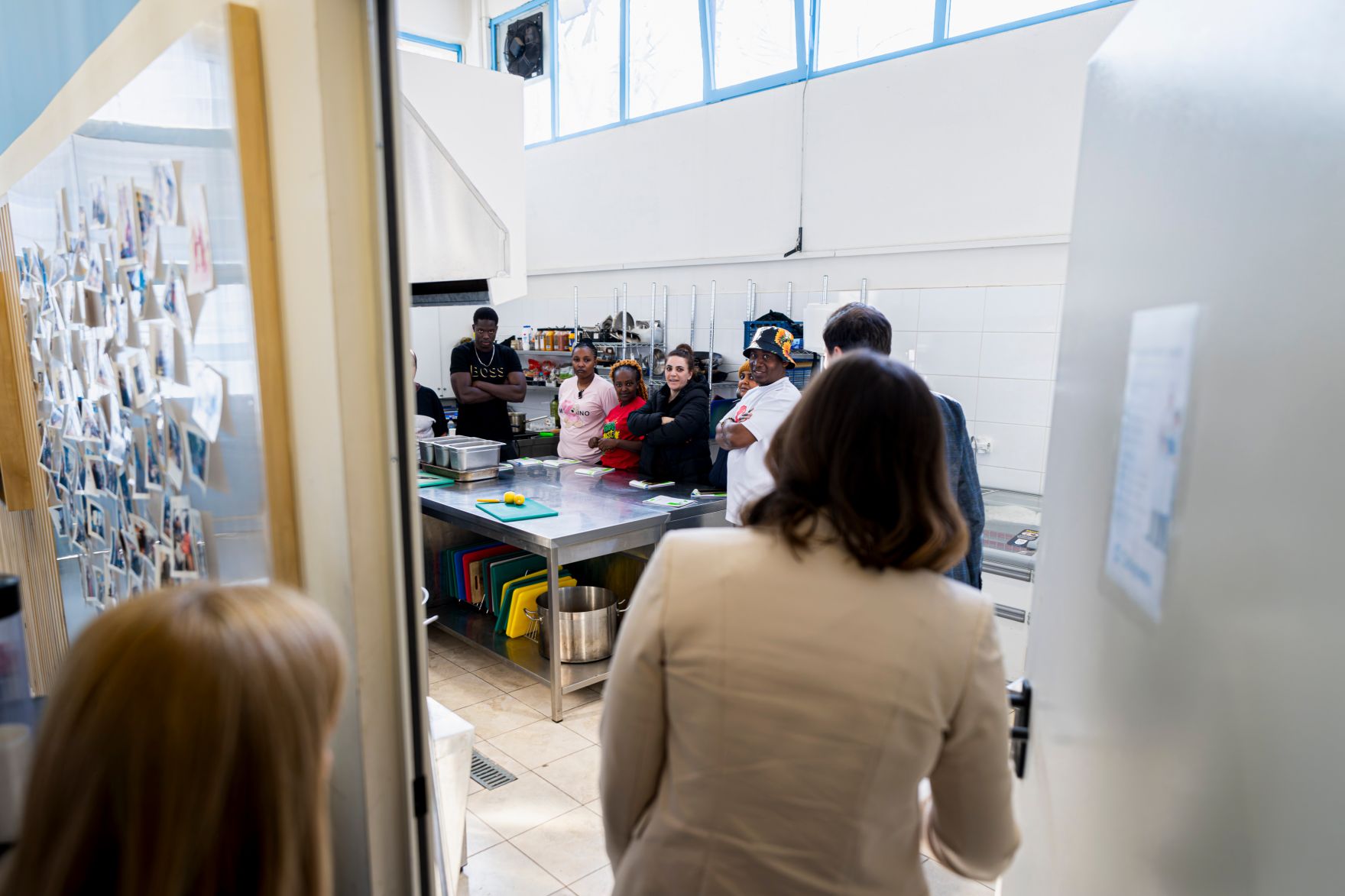 Am 02. M&auml;rz 2026 reiste Bundesministerin Claudia Bauer (im Bild) nach Athen. Im Bild mit Vizeministerin Sevi Voloudaki bei einem Besuch der Odessa Academy.