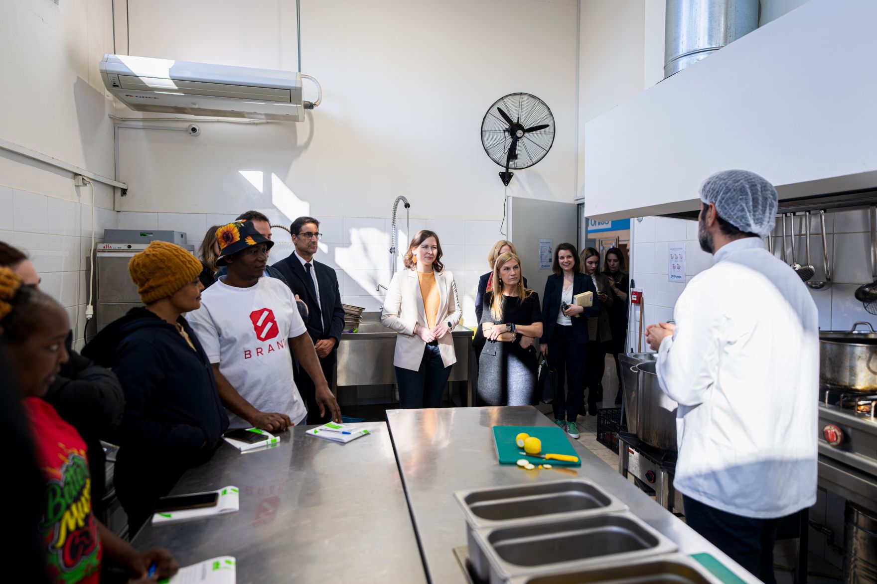 Am 02. M&auml;rz 2026 reiste Bundesministerin Claudia Bauer (m.) nach Athen. Im Bild mit Vizeministerin Sevi Voloudaki (m.r.) bei einem Besuch der Odessa Academy.