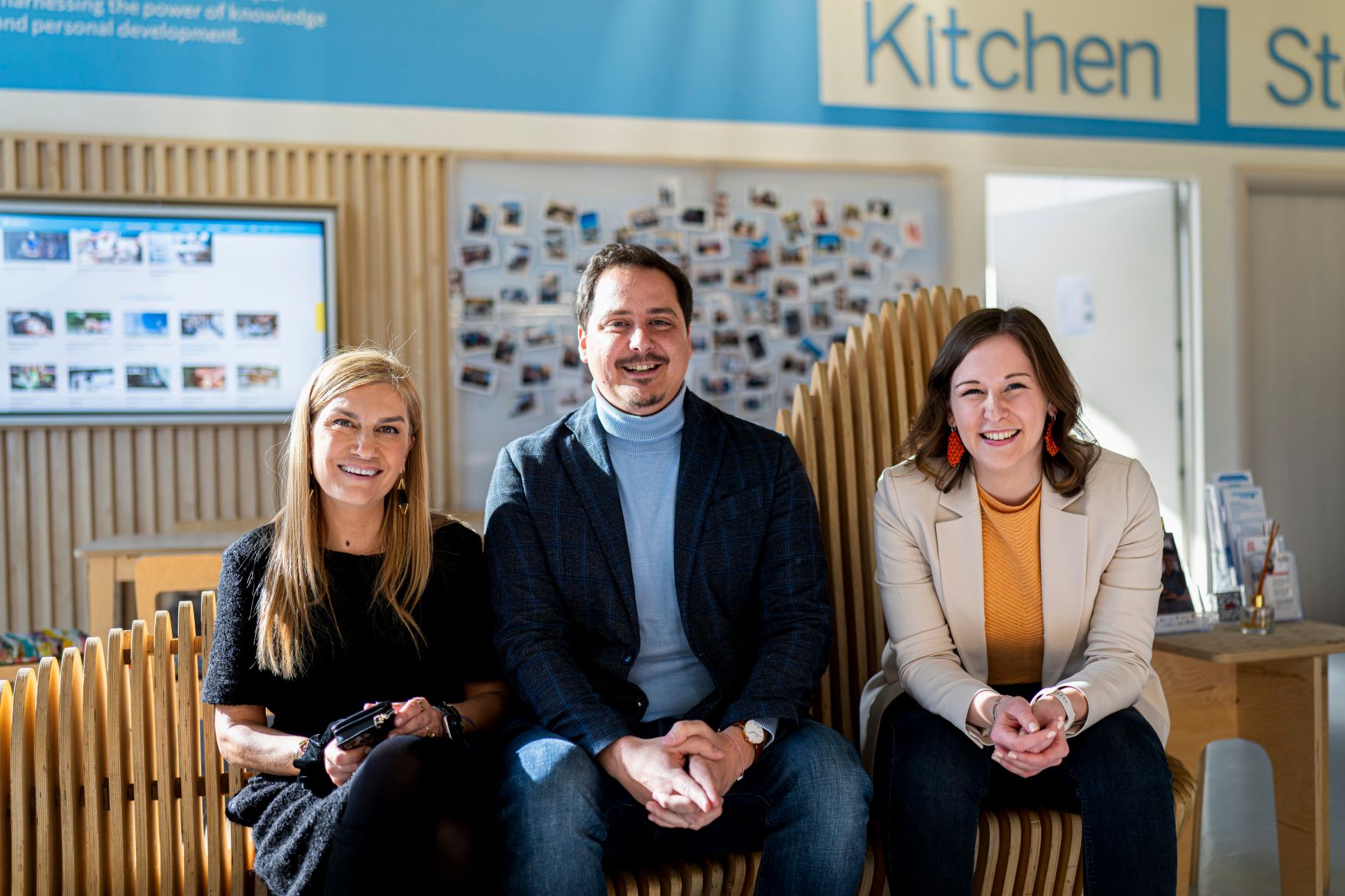 Am 02. M&auml;rz 2026 reiste Bundesministerin Claudia Bauer (r.) nach Athen. Im Bild mit Vizeministerin Sevi Voloudaki (l.) bei einem Besuch der Odessa Academy.