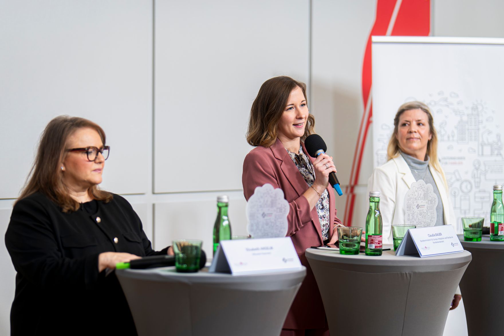 Am 4. M&auml;rz 2026 nahm Bundesministerin Claudia Bauer (m.) an der Pr&auml;sentation des Pflegeleitfadens teil.