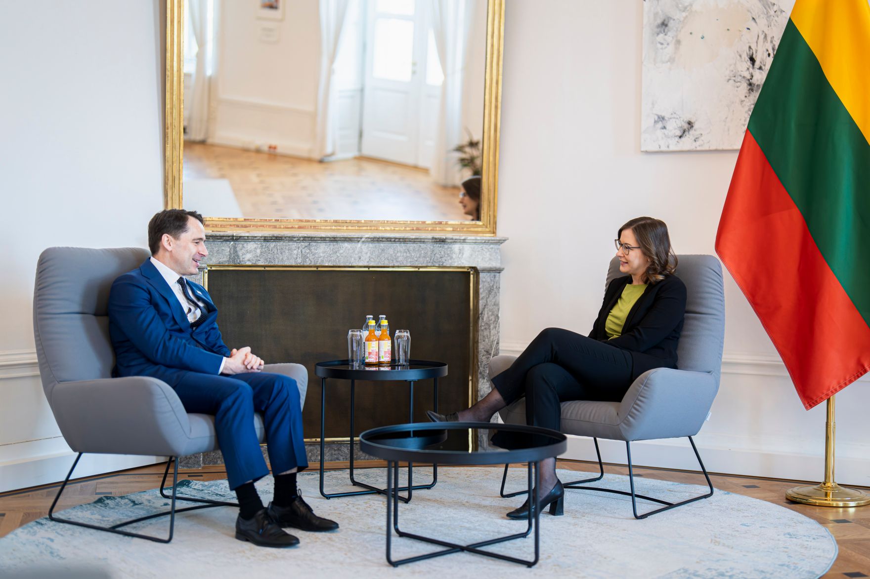Am 6. M&auml;rz 2026 empfing Bundesministerin Claudia Bauer (r.) den Vizeminister f&uuml;r ausw&auml;rtige Angelegenheiten der Republik Litauen Sigitas Mitkus (l.), zu einem Arbeitsgespr&auml;ch im Bundeskanzleramt.