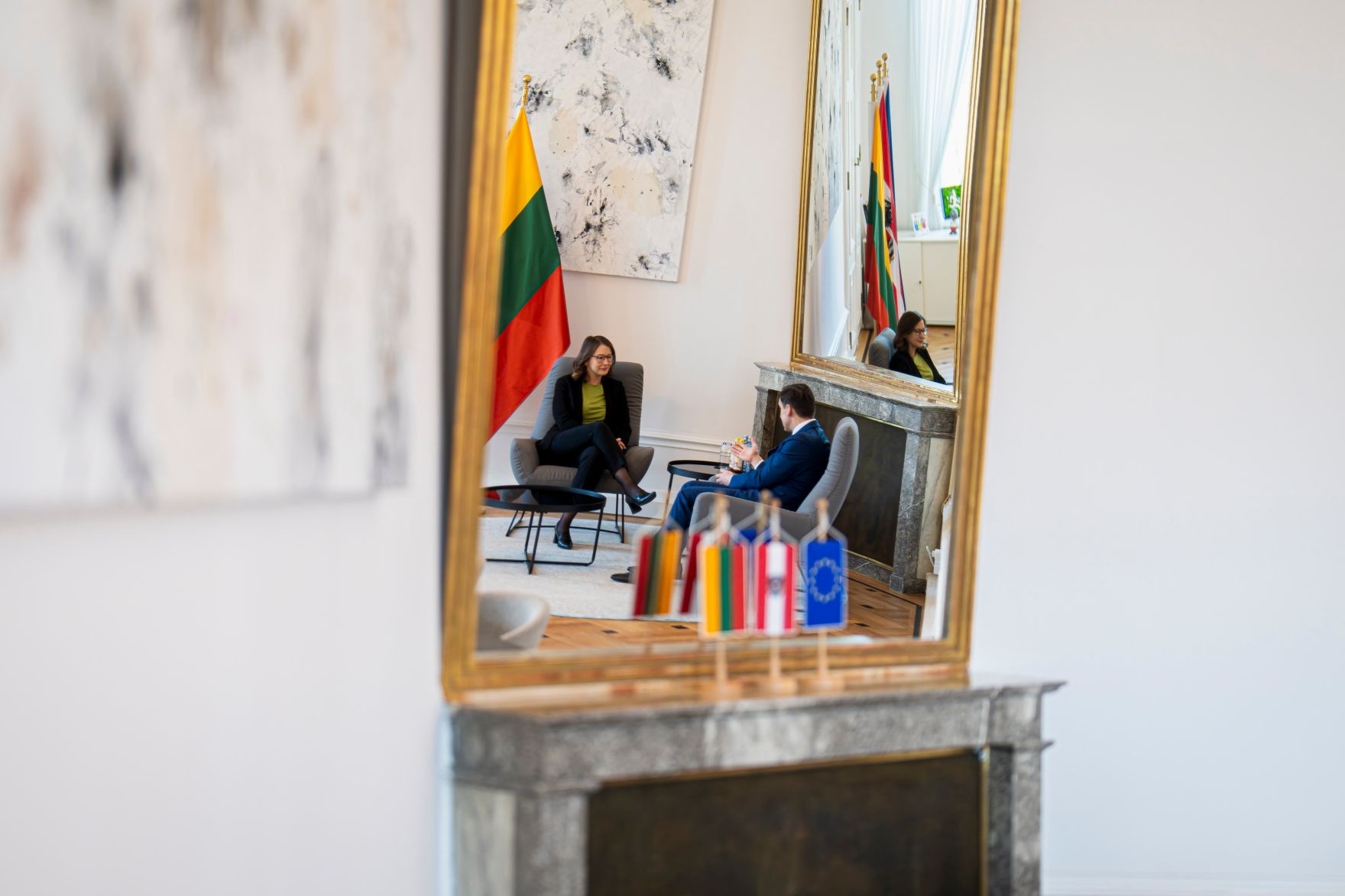 Am 6. M&auml;rz 2026 empfing Bundesministerin Claudia Bauer (l.) den Vizeminister f&uuml;r ausw&auml;rtige Angelegenheiten der Republik Litauen Sigitas Mitkus (r.), zu einem Arbeitsgespr&auml;ch im Bundeskanzleramt.