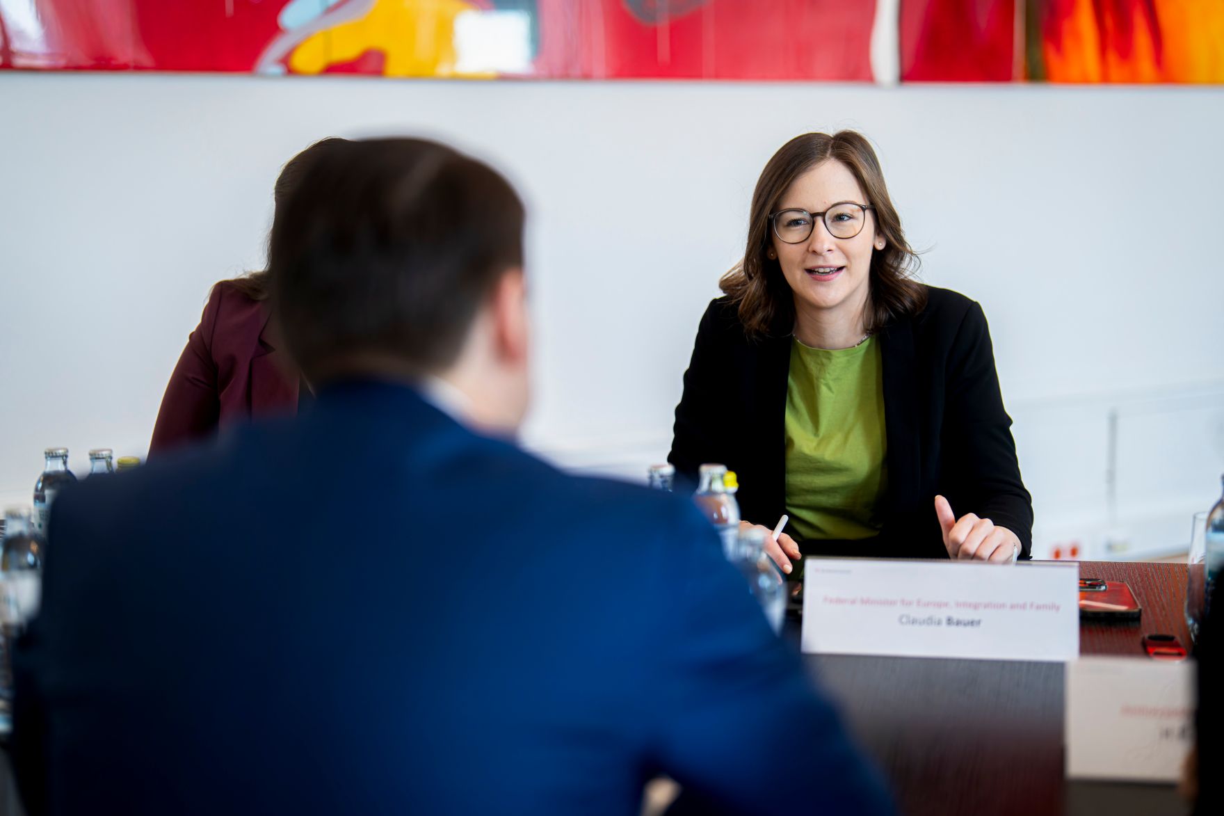 Am 6. M&auml;rz 2026 empfing Bundesministerin Claudia Bauer (r.) den Vizeminister f&uuml;r ausw&auml;rtige Angelegenheiten der Republik Litauen Sigitas Mitkus (l.), zu einem Arbeitsgespr&auml;ch im Bundeskanzleramt.