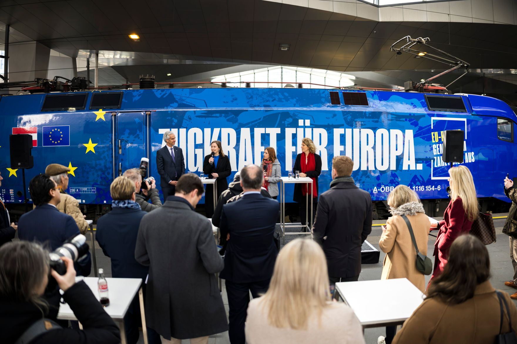 Am 9. M&auml;rz 2026 nahm Bundesministerin Claudia Bauer (m.l.) an der Taufe einer neuen EU-Lokomotive am Wiener Hauptbahnhof teil. Im Bild mit Patrick Lobis Leiter der EU-Kommissionsvertretung in &Ouml;sterreich (l.) und Sabine Stock Vorst&auml;ndin der &Ouml;BB-Personenverkehr AG (r.).