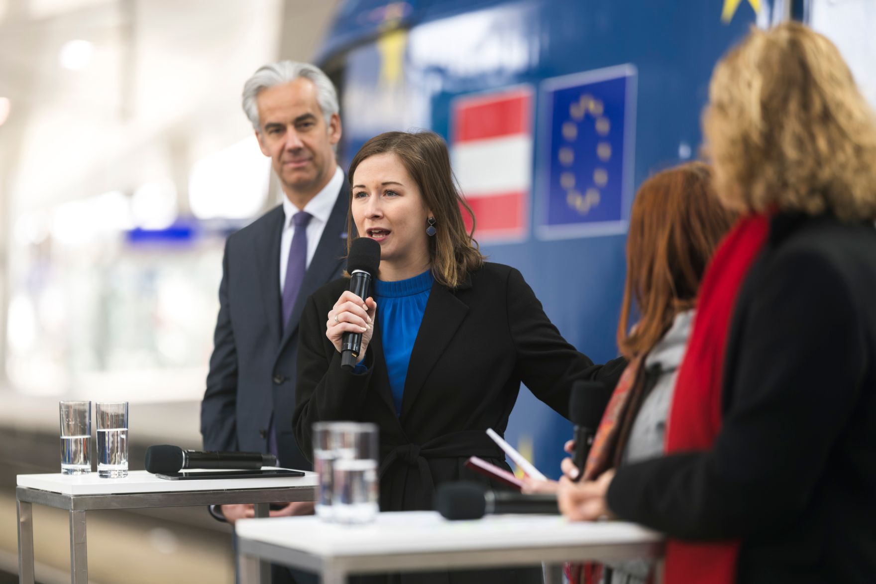 Am 9. M&auml;rz 2026 nahm Bundesministerin Claudia Bauer (m.) an der Taufe einer neuen EU-Lokomotive am Wiener Hauptbahnhof teil. Im Bild mit Patrick Lobis Leiter der EU-Kommissionsvertretung in &Ouml;sterreich (l.) und Sabine Stock Vorst&auml;ndin der &Ouml;BB-Personenverkehr AG (r.).