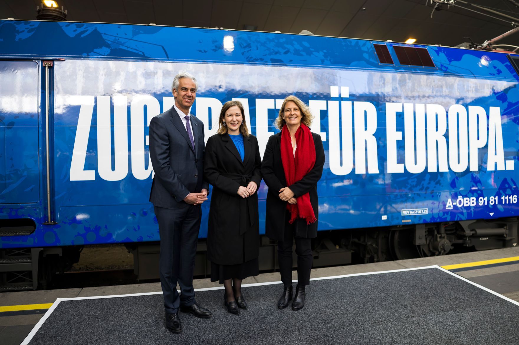 Am 9. M&auml;rz 2026 nahm Bundesministerin Claudia Bauer (m.) an der Taufe einer neuen EU-Lokomotive am Wiener Hauptbahnhof teil. Im Bild mit Patrick Lobis Leiter der EU-Kommissionsvertretung in &Ouml;sterreich (l.) und Sabine Stock Vorst&auml;ndin der &Ouml;BB-Personenverkehr AG (r.).