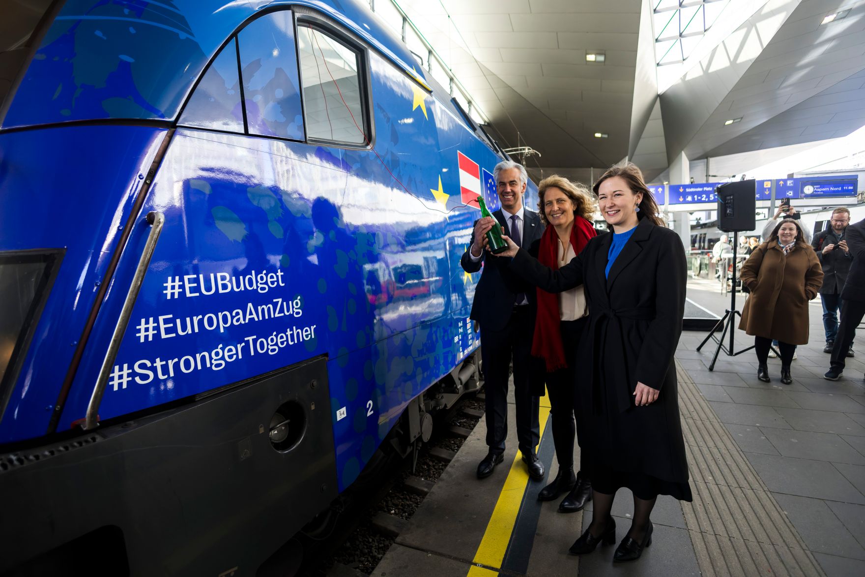 Am 9. M&auml;rz 2026 nahm Bundesministerin Claudia Bauer (r.) an der Taufe einer neuen EU-Lokomotive am Wiener Hauptbahnhof teil. Im Bild mit Patrick Lobis Leiter der EU-Kommissionsvertretung in &Ouml;sterreich (l.) und Sabine Stock Vorst&auml;ndin der &Ouml;BB-Personenverkehr AG (m.).