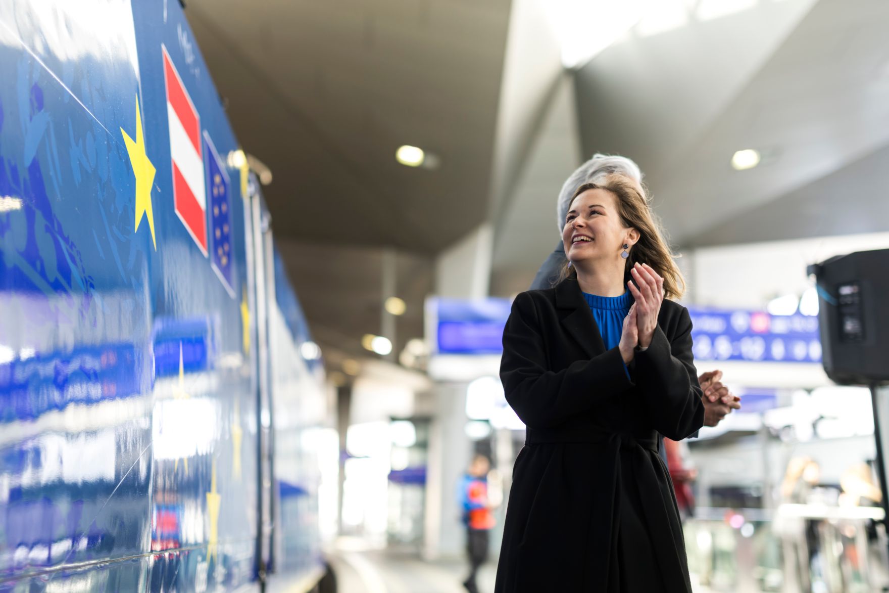 Am 9. M&auml;rz 2026 nahm Bundesministerin Claudia Bauer (im Bild) an der Taufe einer neuen EU-Lokomotive am Wiener Hauptbahnhof teil. Im Bild mit Patrick Lobis Leiter der EU-Kommissionsvertretung in &Ouml;sterreich und Sabine Stock Vorst&auml;ndin der &Ouml;BB-Personenverkehr AG.