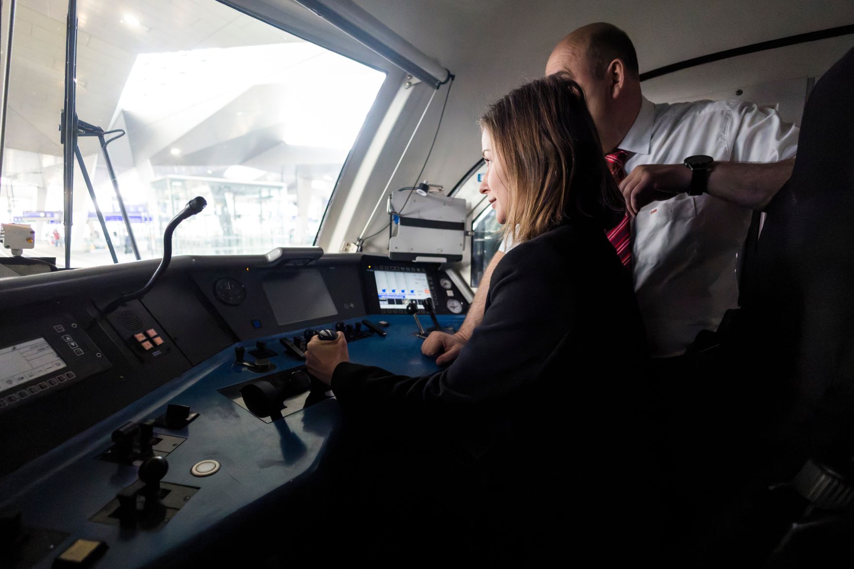 Am 9. M&auml;rz 2026 nahm Bundesministerin Claudia Bauer (im Bild) an der Taufe einer neuen EU-Lokomotive am Wiener Hauptbahnhof teil. Im Bild mit Patrick Lobis Leiter der EU-Kommissionsvertretung in &Ouml;sterreich und Sabine Stock Vorst&auml;ndin der &Ouml;BB-Personenverkehr AG.