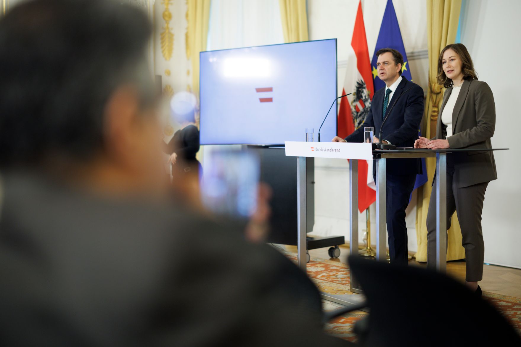 Am 10. M&auml;rz 2026 gab Bundesministerin Claudia Bauer (r.) gemeinsam mit Franz Prettenthaler (l.), dem Direktor der Joanneum Research Forschungsgesellschaft mbH, eine Pressekonferenz zum Update der Transferleistungsstudie.