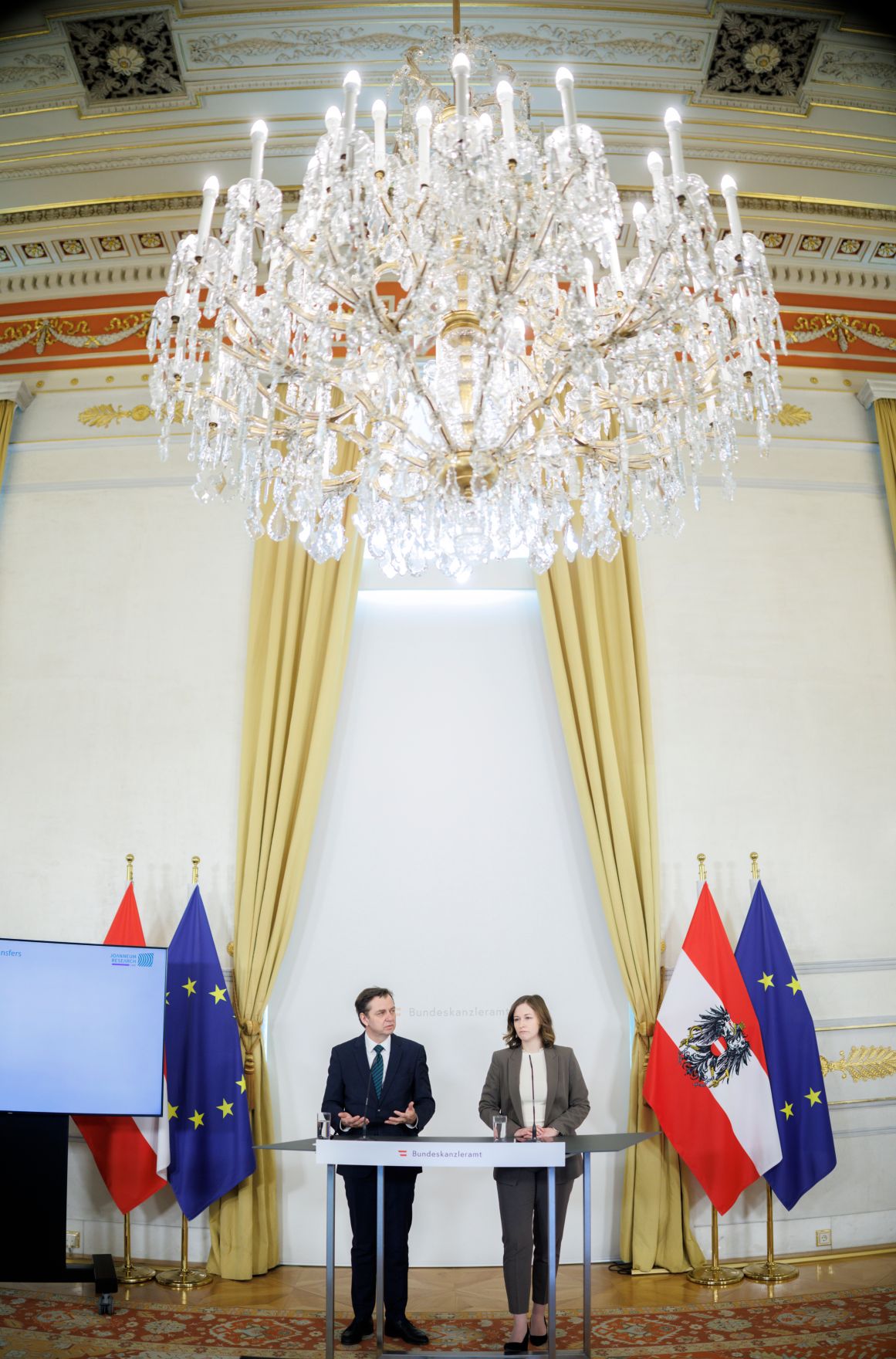 Am 10. M&auml;rz 2026 gab Bundesministerin Claudia Bauer (r.) gemeinsam mit Franz Prettenthaler (l.), dem Direktor der Joanneum Research Forschungsgesellschaft mbH, eine Pressekonferenz zum Update der Transferleistungsstudie.