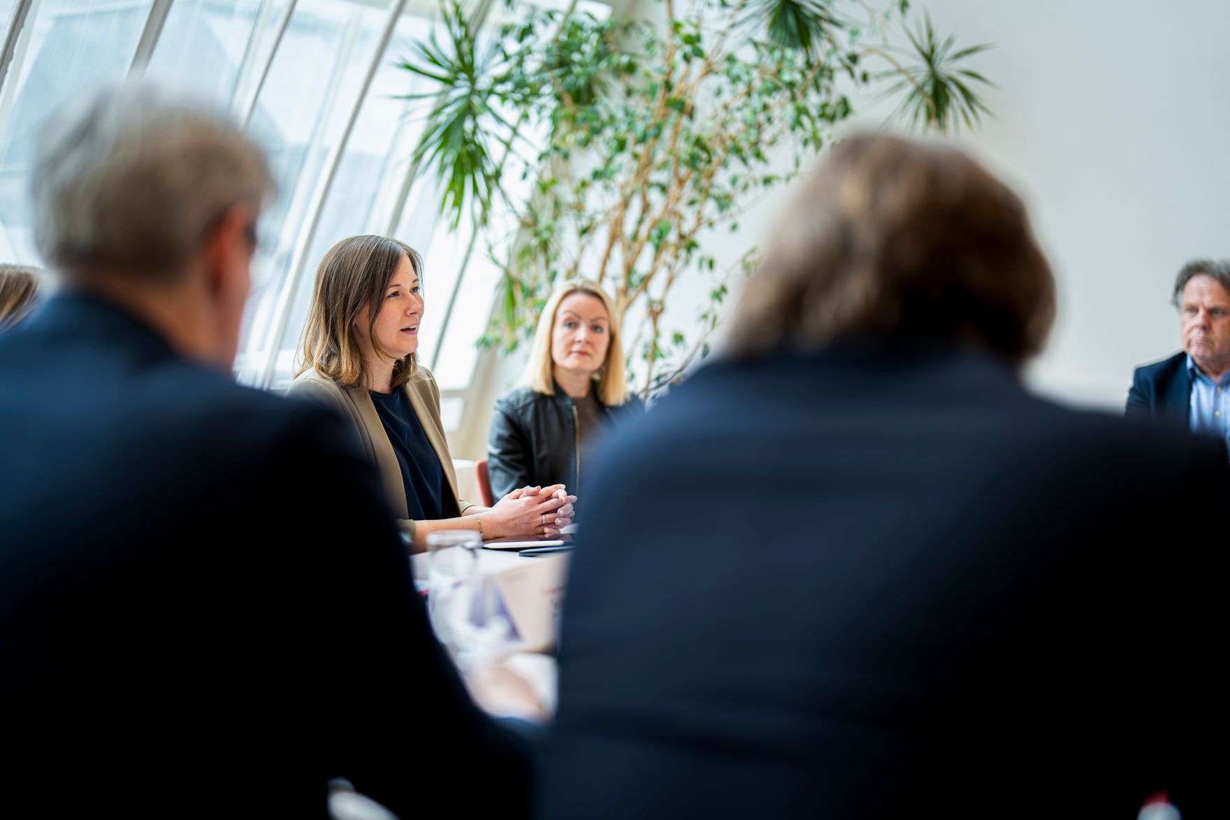 Am 16. M&auml;rz 2026 nahm Bundesministerin Claudia Bauer (2.v.l.) am Roundtable zum Thema Kinderrechte-Board im Bundeskanzleramt teil.