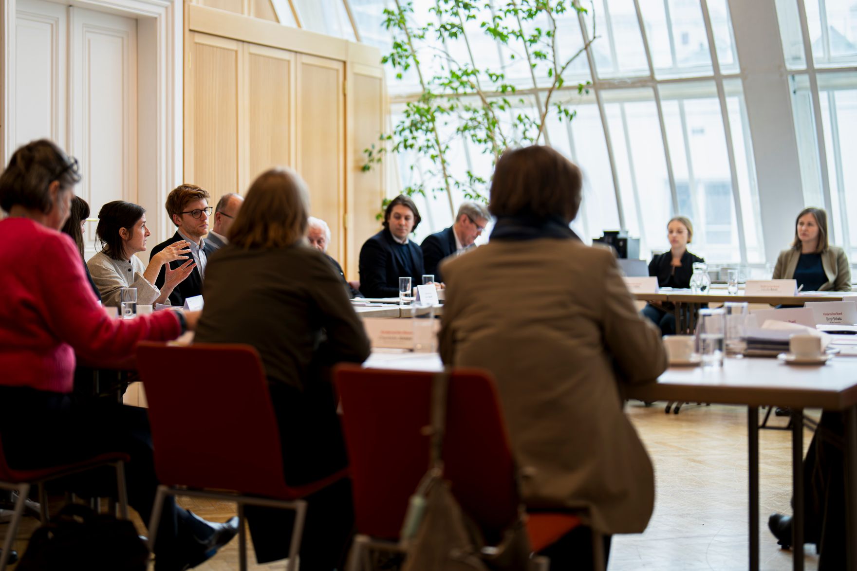 Am 16. M&auml;rz 2026 nahm Bundesministerin Claudia Bauer (r.) am Roundtable zum Thema Kinderrechte-Board im Bundeskanzleramt teil.