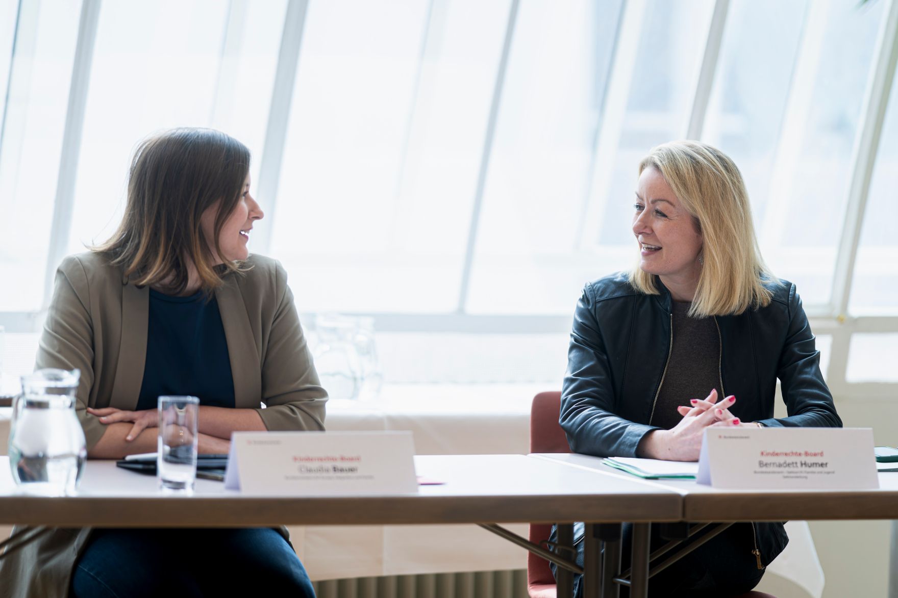 Am 16. M&auml;rz 2026 nahm Bundesministerin Claudia Bauer (l.) am Roundtable zum Thema Kinderrechte-Board im Bundeskanzleramt teil.