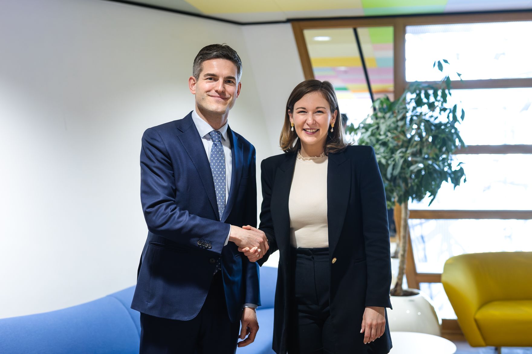 Am 17. M&auml;rz 2026 reiste Bundesministerin Claudia Bauer (r.) nach Br&uuml;ssel und nahm am Rat f&uuml;r &bdquo;Allgemeine Angelegenheiten&ldquo; der Europ&auml;ischen Union teil. Im Bild mit dem Au&szlig;enminister der Niederlande Tom Berendsen (l.).