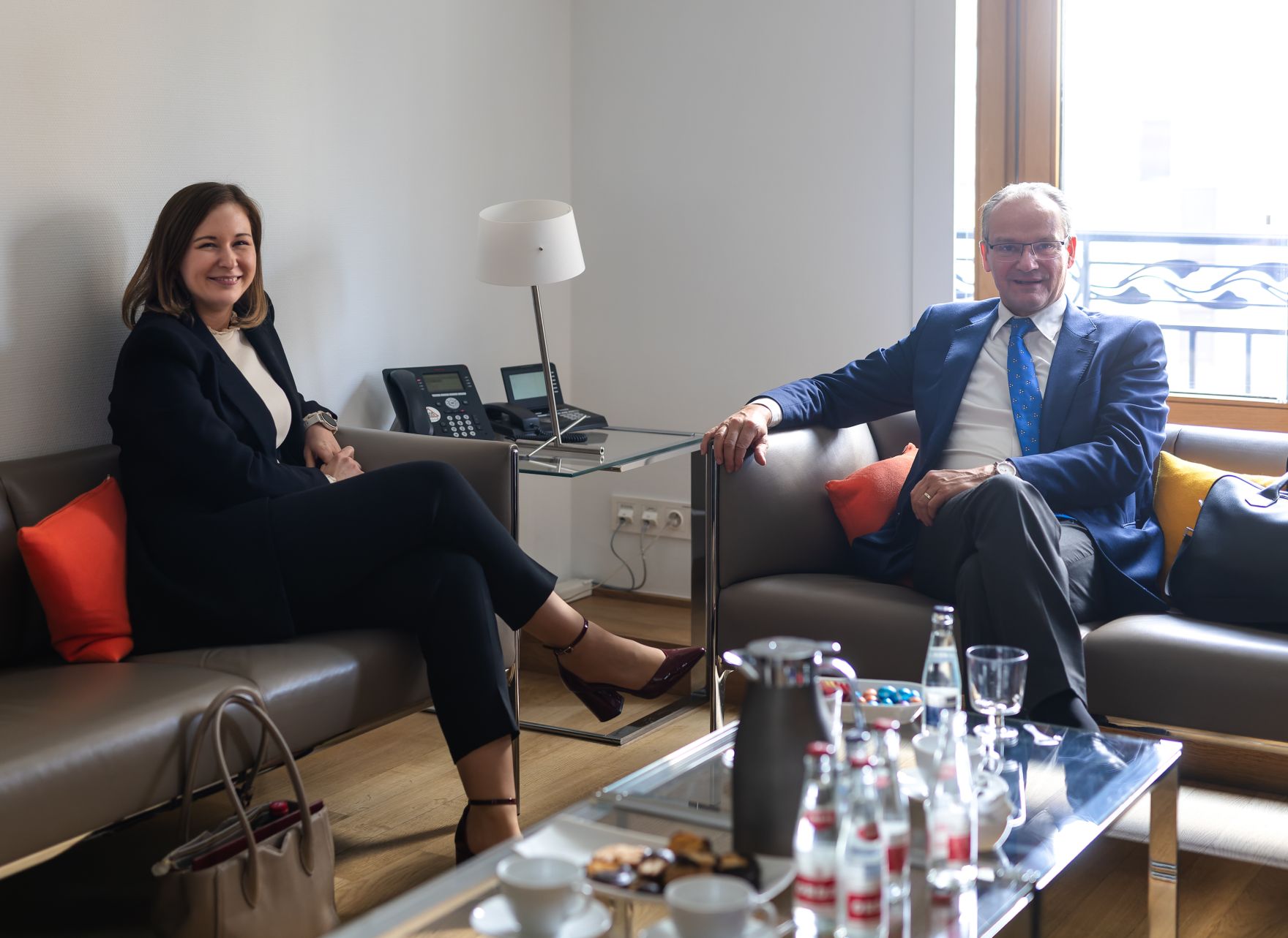 Am 17. M&auml;rz 2026 reiste Bundesministerin Claudia Bauer (l.) nach Br&uuml;ssel und nahm am Rat f&uuml;r &bdquo;Allgemeine Angelegenheiten&ldquo; der Europ&auml;ischen Union teil. Im Bild mit dem Staatsminister f&uuml;r Europa im Ausw&auml;rtigen Amt, Gunther Krichbaum (r.).