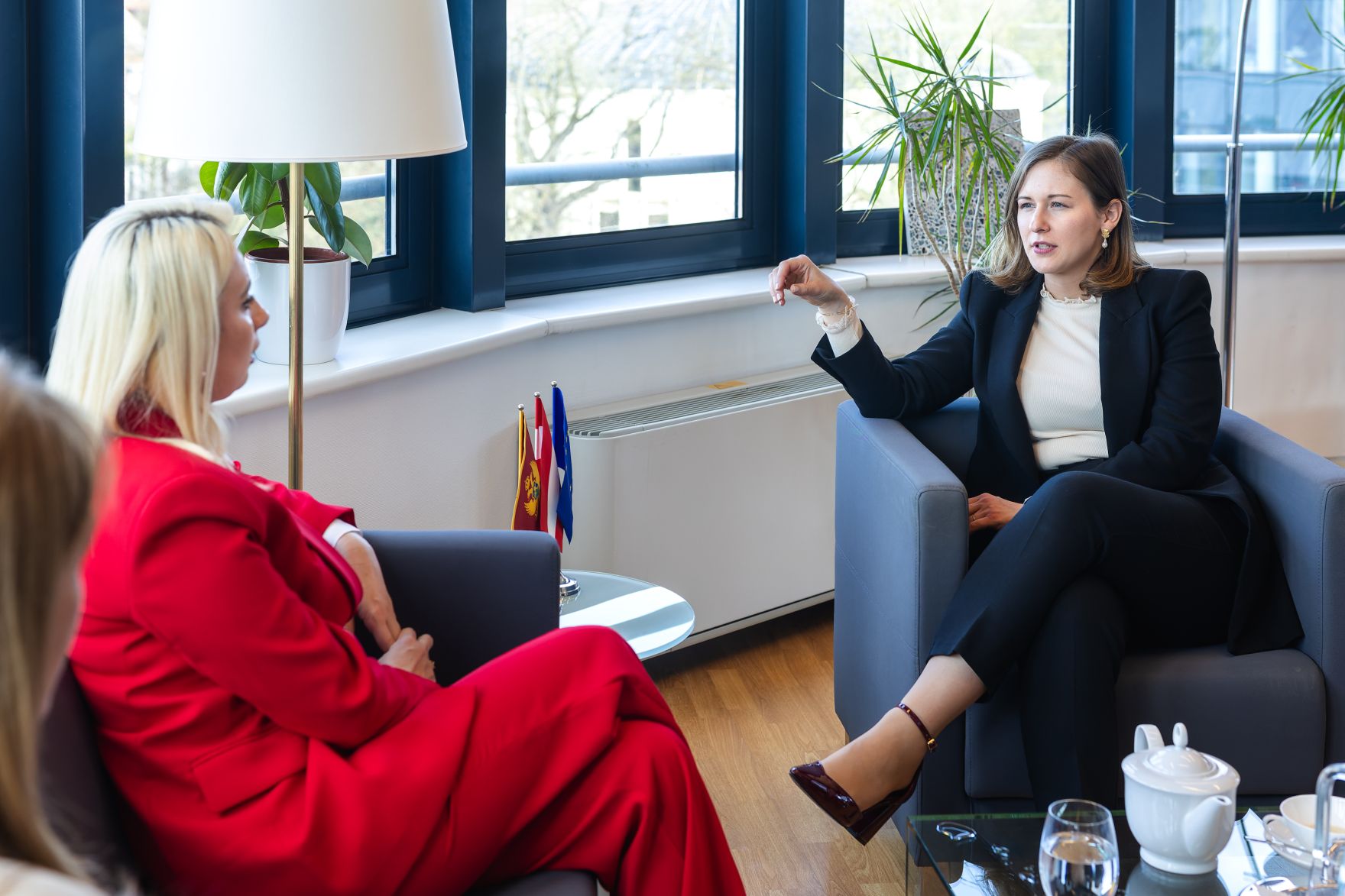 Am 17. M&auml;rz 2026 reiste Bundesministerin Claudia Bauer (r.) nach Br&uuml;ssel und nahm am Rat f&uuml;r &bdquo;Allgemeine Angelegenheiten&ldquo; der Europ&auml;ischen Union teil. Im Bild bei einem Arbeitsgespr&auml;ch mit der Ministerin f&uuml;r europ&auml;ische Angelegenheiten von Montenegro, Maida Gorčević (l.).