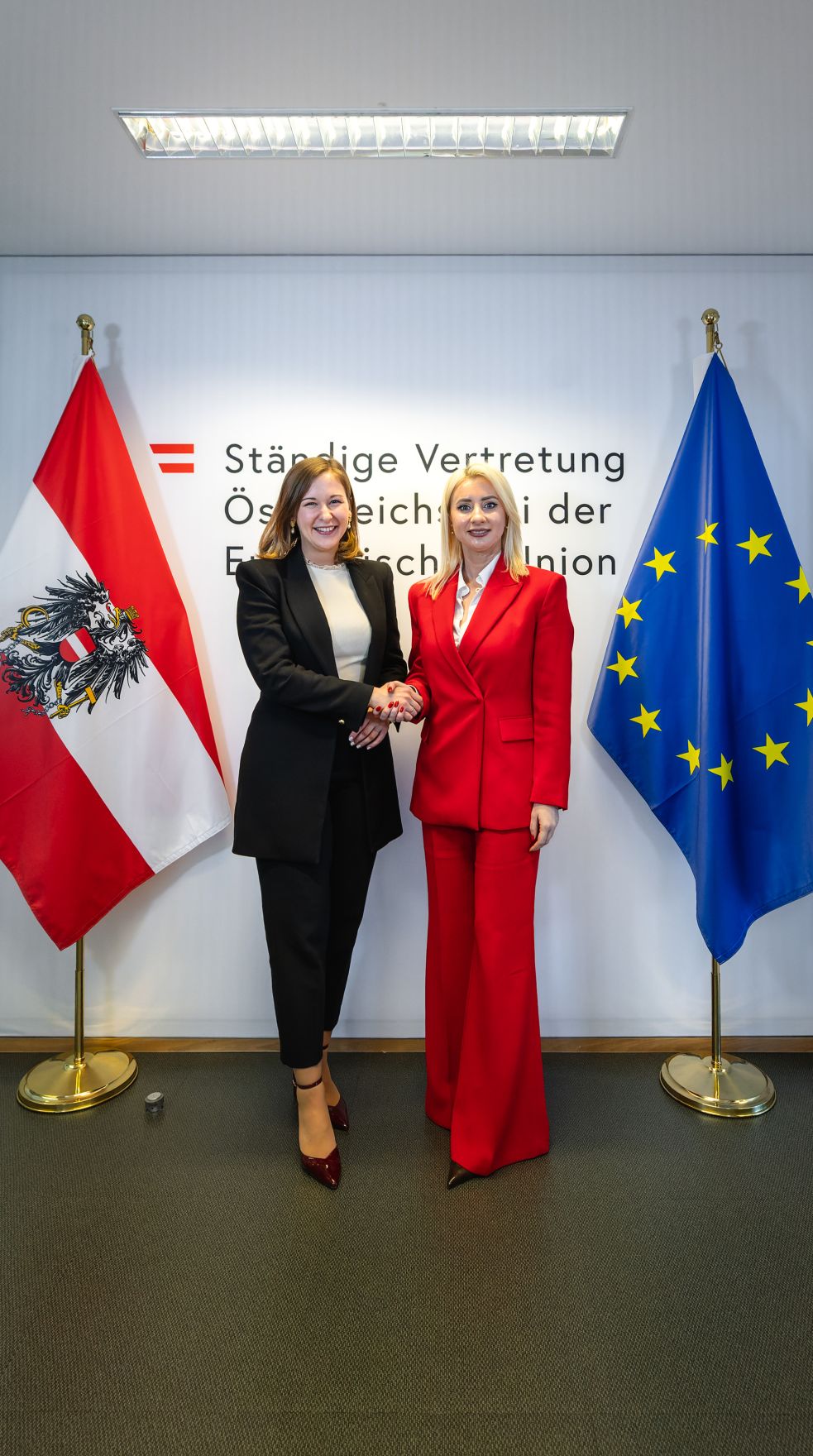 Am 17. M&auml;rz 2026 reiste Bundesministerin Claudia Bauer (l.) nach Br&uuml;ssel und nahm am Rat f&uuml;r &bdquo;Allgemeine Angelegenheiten&ldquo; der Europ&auml;ischen Union teil. Im Bild mit der Ministerin f&uuml;r europ&auml;ische Angelegenheiten von Montenegro, Maida Gorčević (r.).