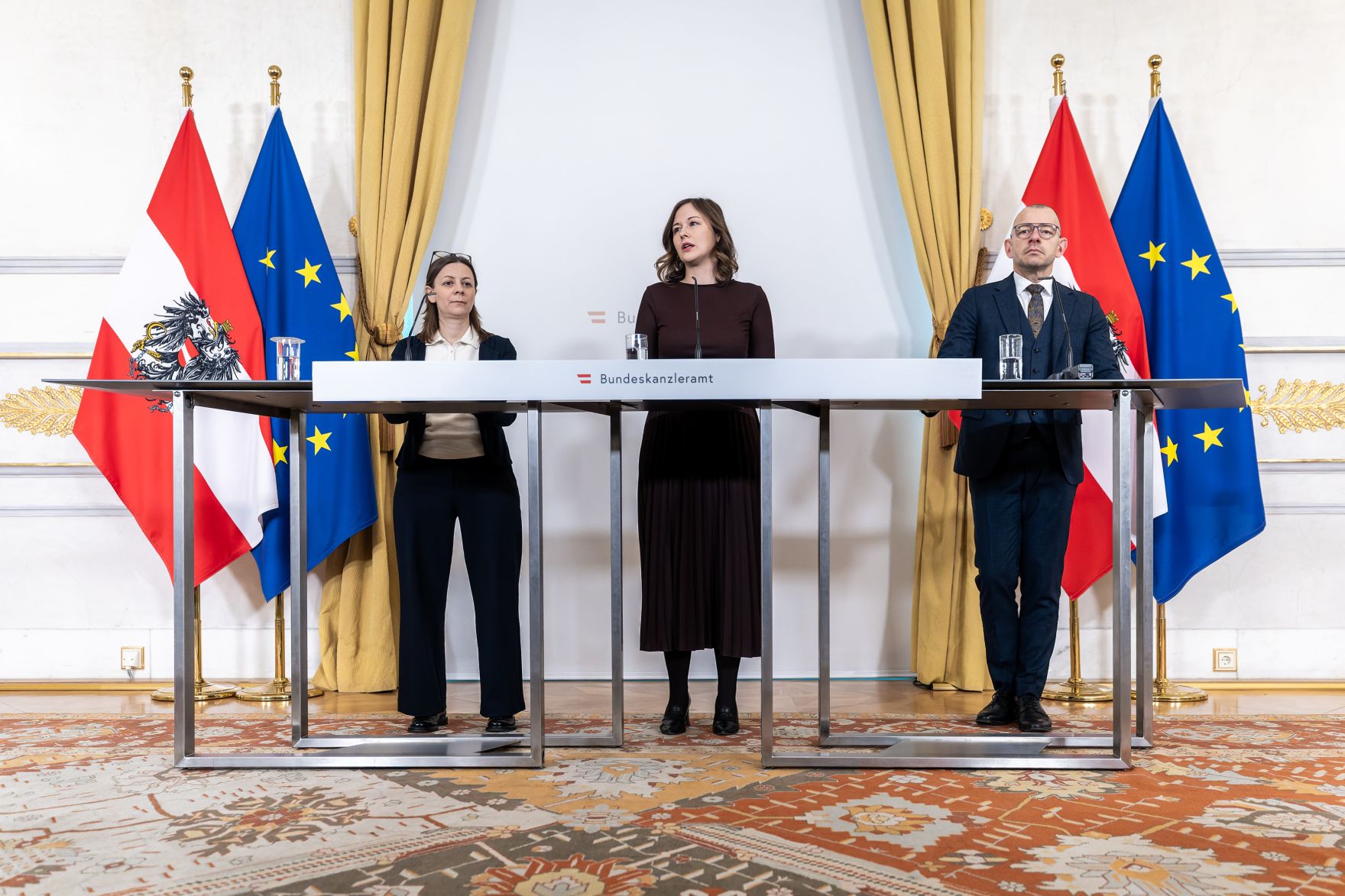 Am 19. M&auml;rz 2026 gab Bundesministerin Claudia Bauer (m.) gemeinsam mit &Ouml;IF-Direktor Roland Goiser (r.) und der Leiterin der Deutschkursf&ouml;rderung des &Ouml;IF Carla Pirker (l.) eine Pressekonferenz zum Thema "Deutschkurse NEU" im Bundeskanzleramt.