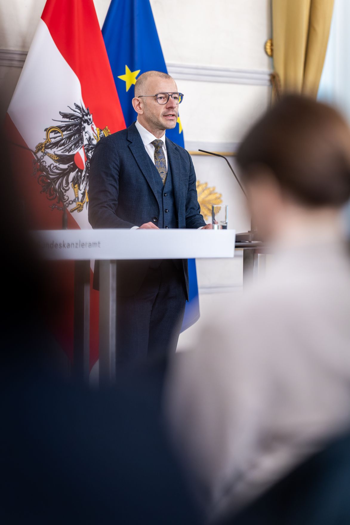 Am 19. M&auml;rz 2026 gab Bundesministerin Claudia Bauer gemeinsam mit &Ouml;IF-Direktor Roland Goiser (im Bild) und der Leiterin der Deutschkursf&ouml;rderung des &Ouml;IF Carla Pirker eine Pressekonferenz zum Thema "Deutschkurse NEU" im Bundeskanzleramt.
