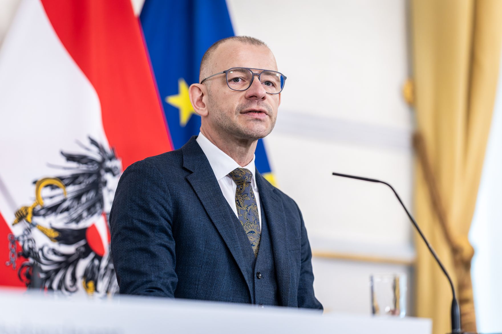 Am 19. M&auml;rz 2026 gab Bundesministerin Claudia Bauer gemeinsam mit &Ouml;IF-Direktor Roland Goiser (im Bild) und der Leiterin der Deutschkursf&ouml;rderung des &Ouml;IF Carla Pirker eine Pressekonferenz zum Thema "Deutschkurse NEU" im Bundeskanzleramt.
