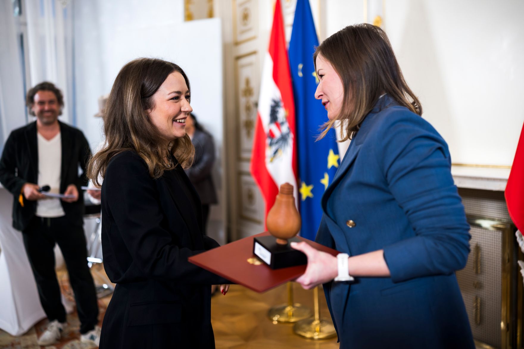 Am 23. M&auml;rz 2026 &uuml;berreichte Bundesministerin Claudia Bauer (r.) den &Ouml;sterreichischen Jugendpreis 2026.