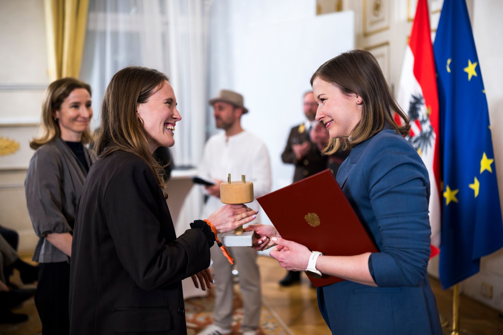 Am 23. M&auml;rz 2026 &uuml;berreichte Bundesministerin Claudia Bauer (r.) den &Ouml;sterreichischen Jugendpreis 2026.